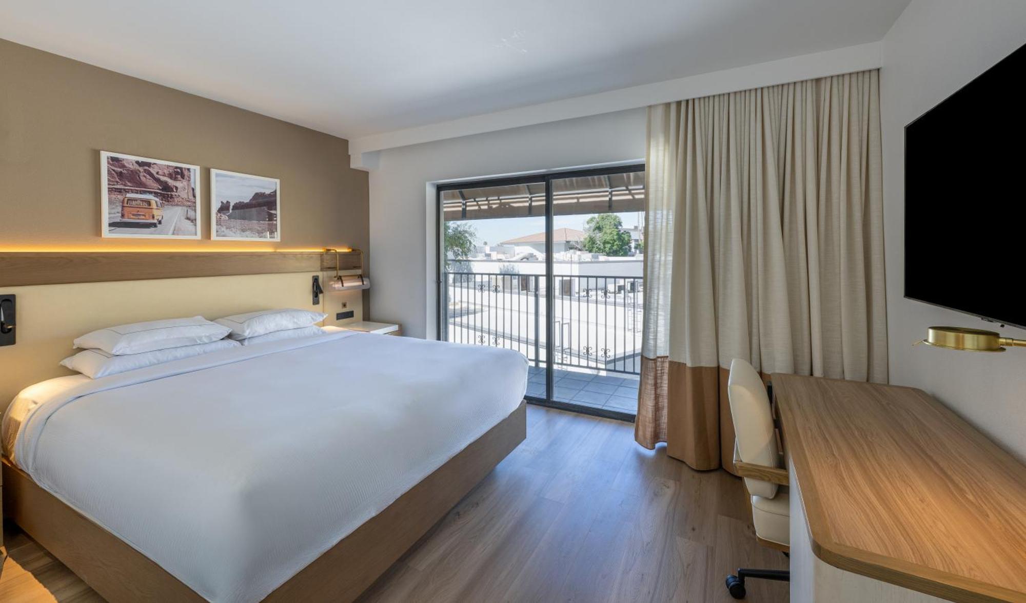 One-Bedroom Deluxe King Suite Mountain View