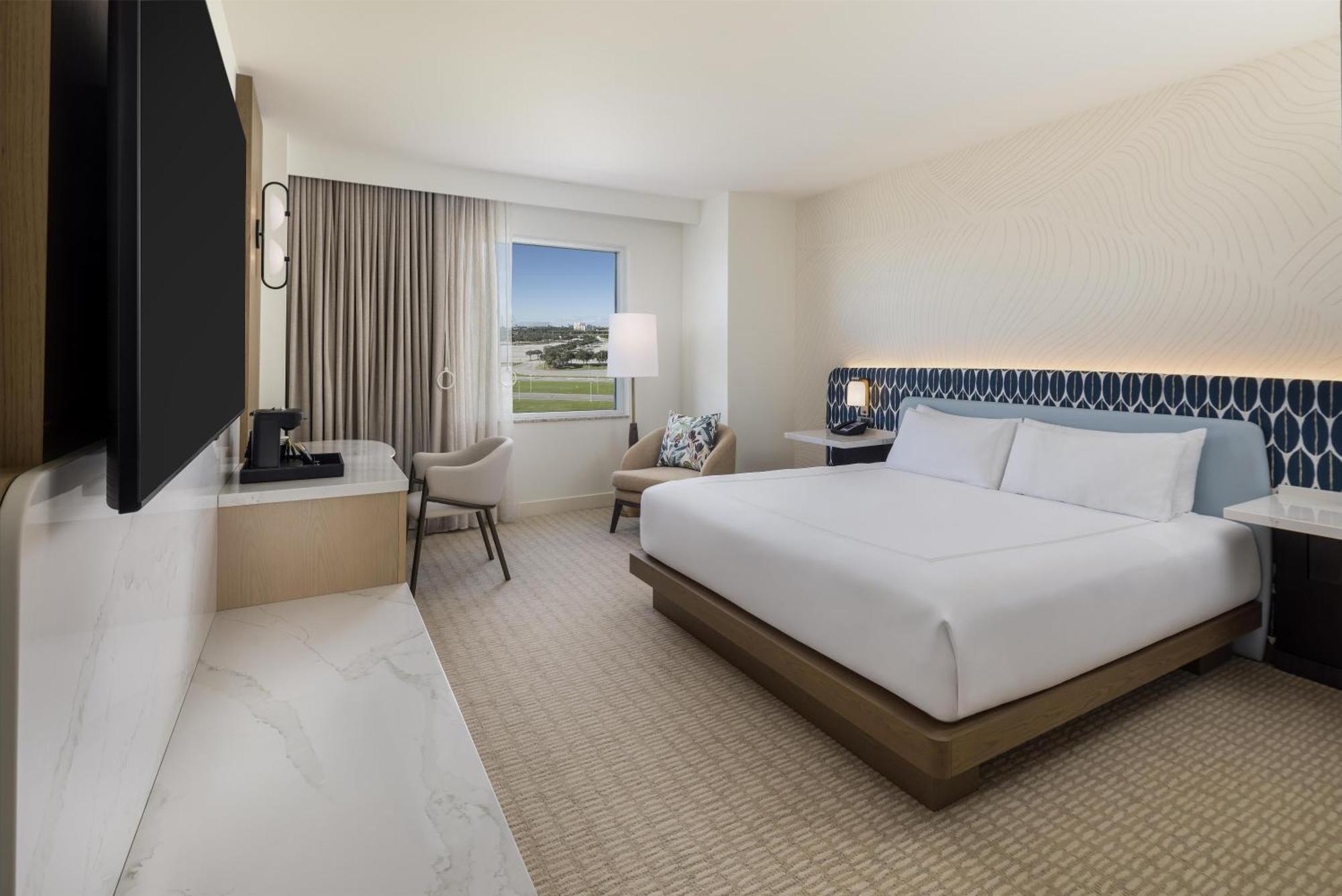 King Room Pool View Mobility Access or Bathtub