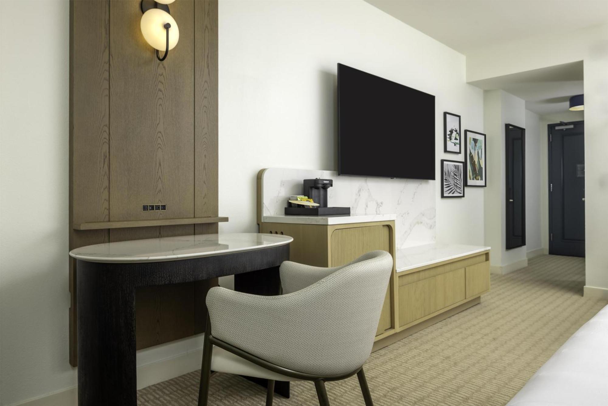 King Room Pool View Mobility Access or Bathtub