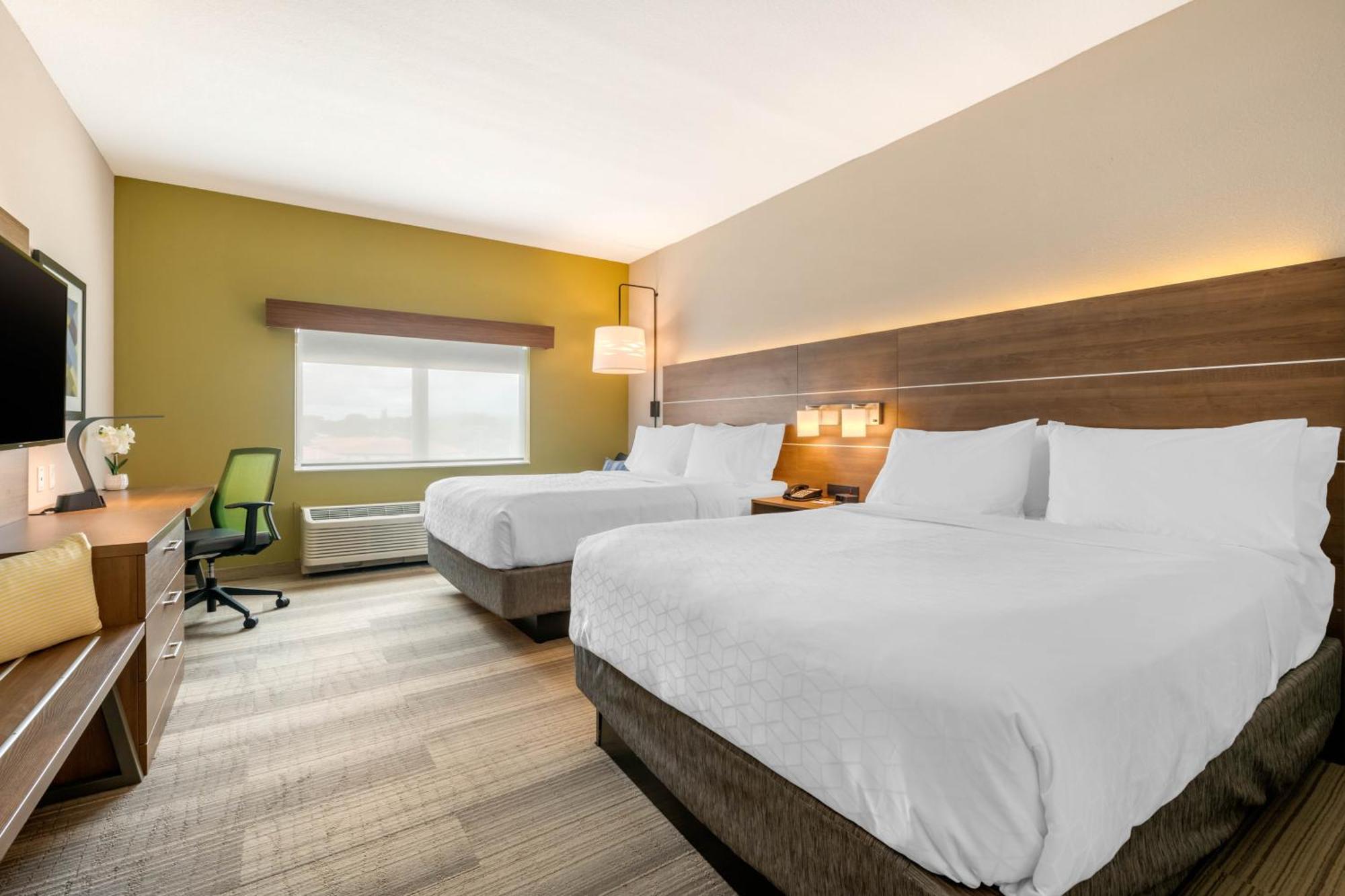 Queen Room Two Queen Beds Hearing Accessible or Non-Smoking