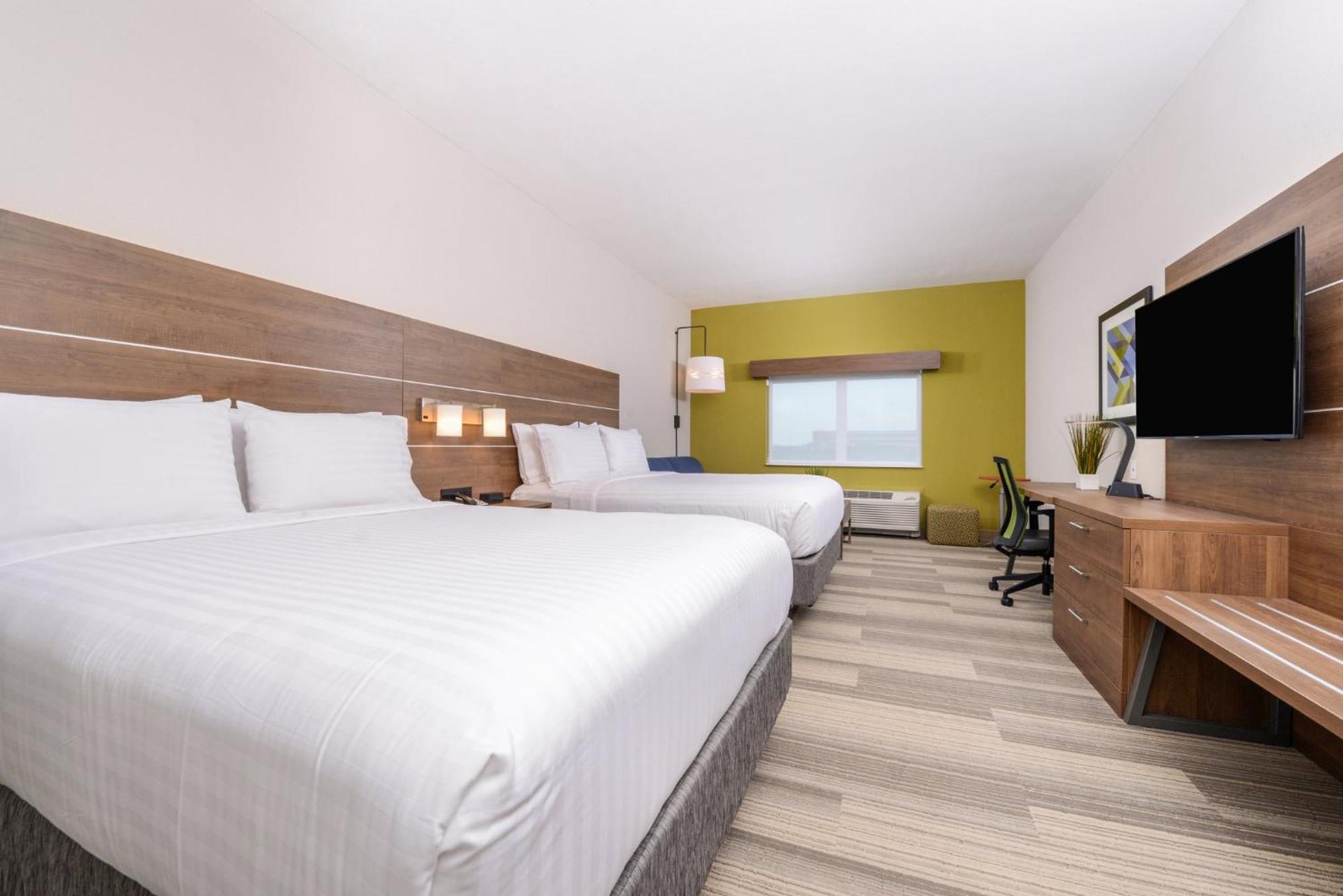 Queen Suite Two Queen Beds