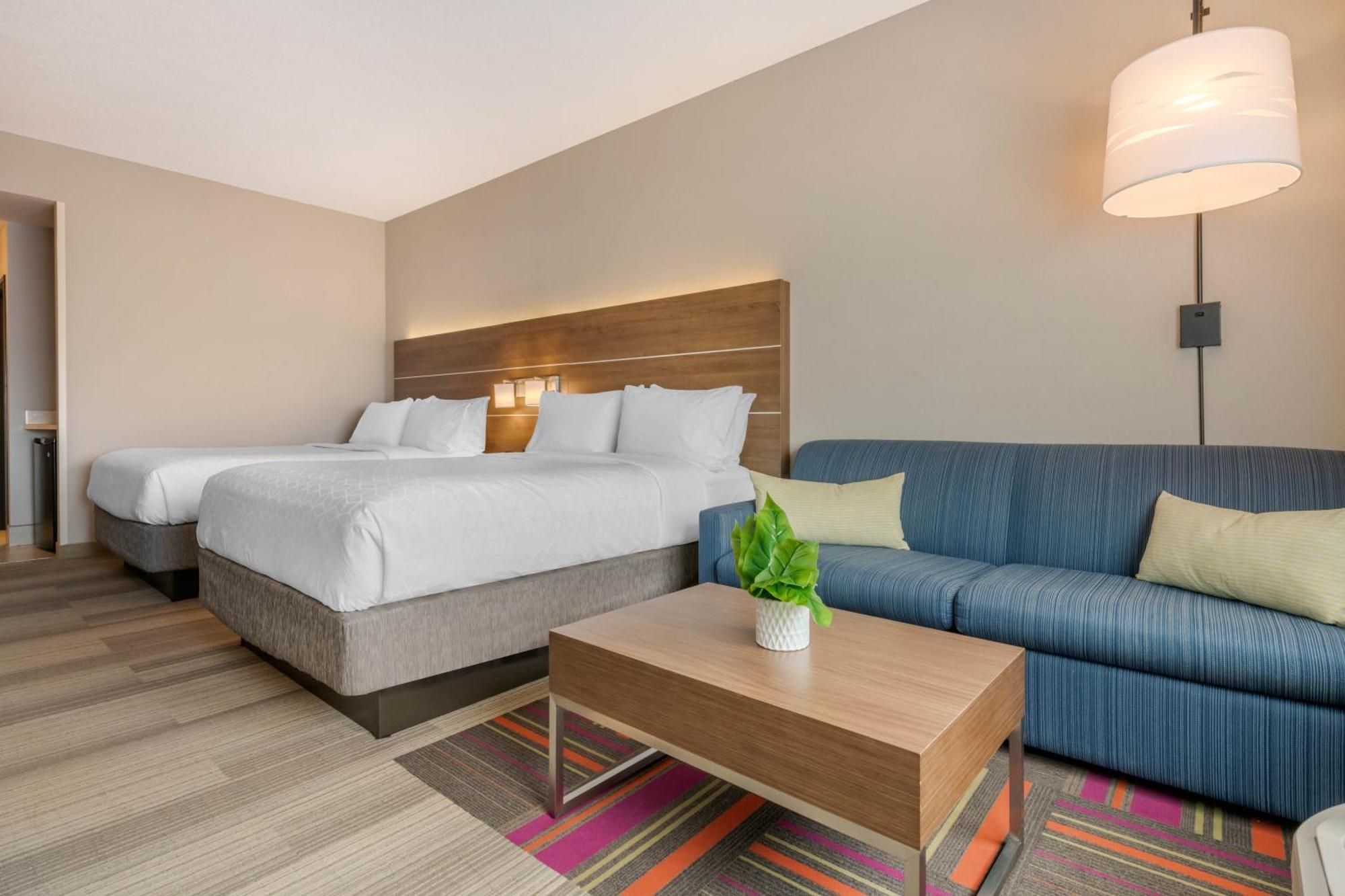 Queen Suite Two Queen Beds
