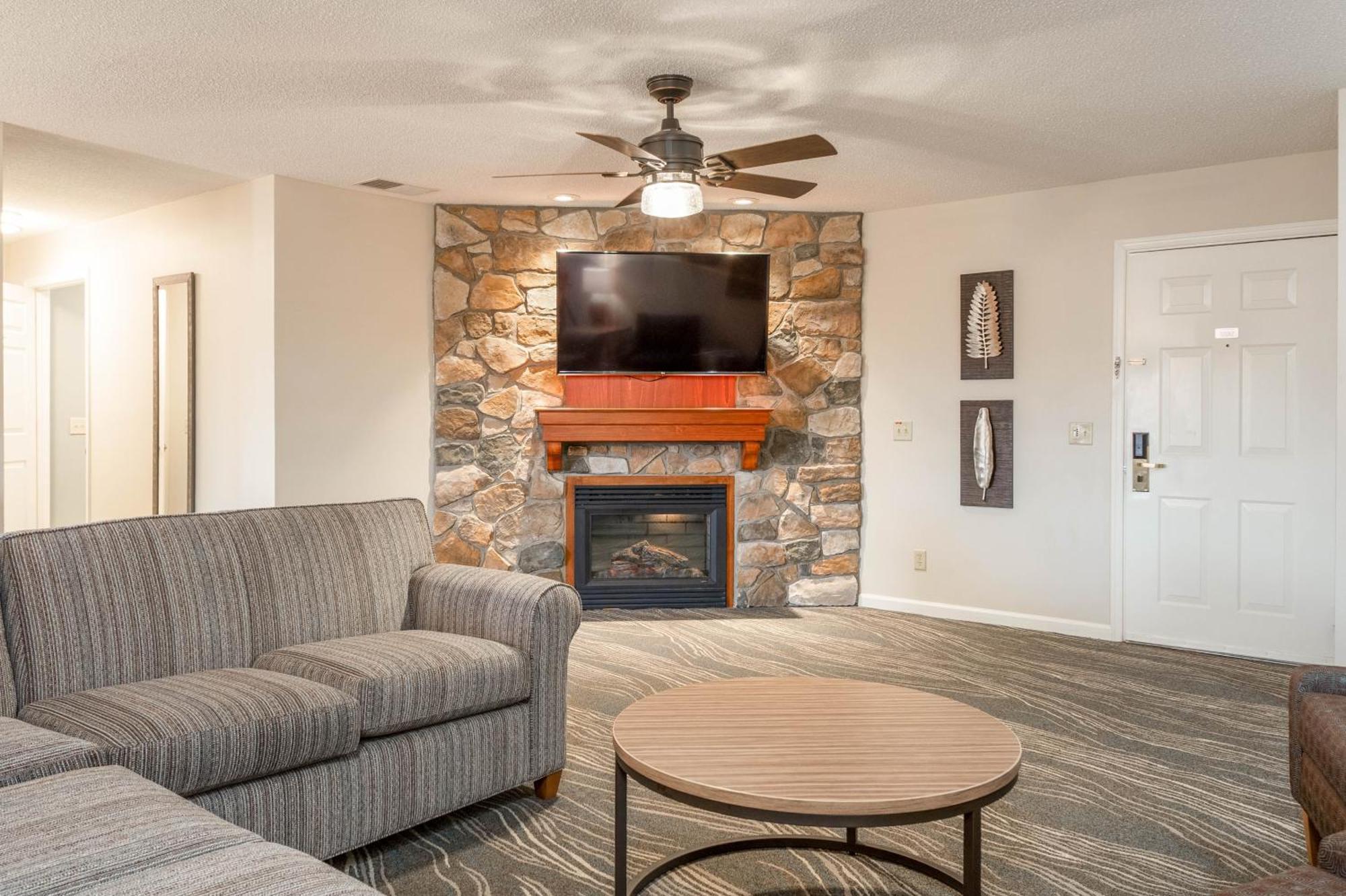 Woodstone Two Bedroom Deluxe Condo Jacuzzi Partial Kitchen