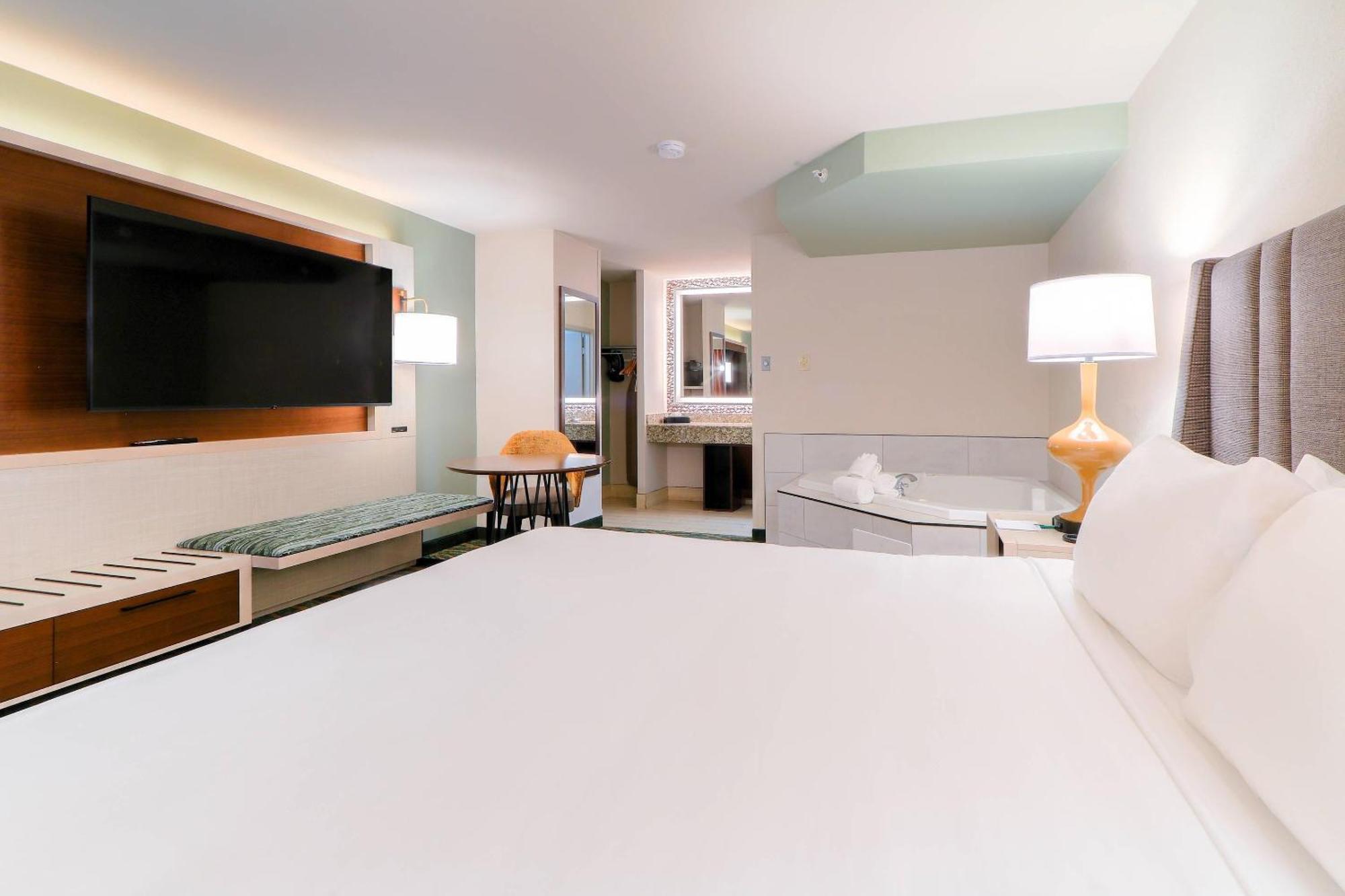King Suite Whirlpool Non-Smoking