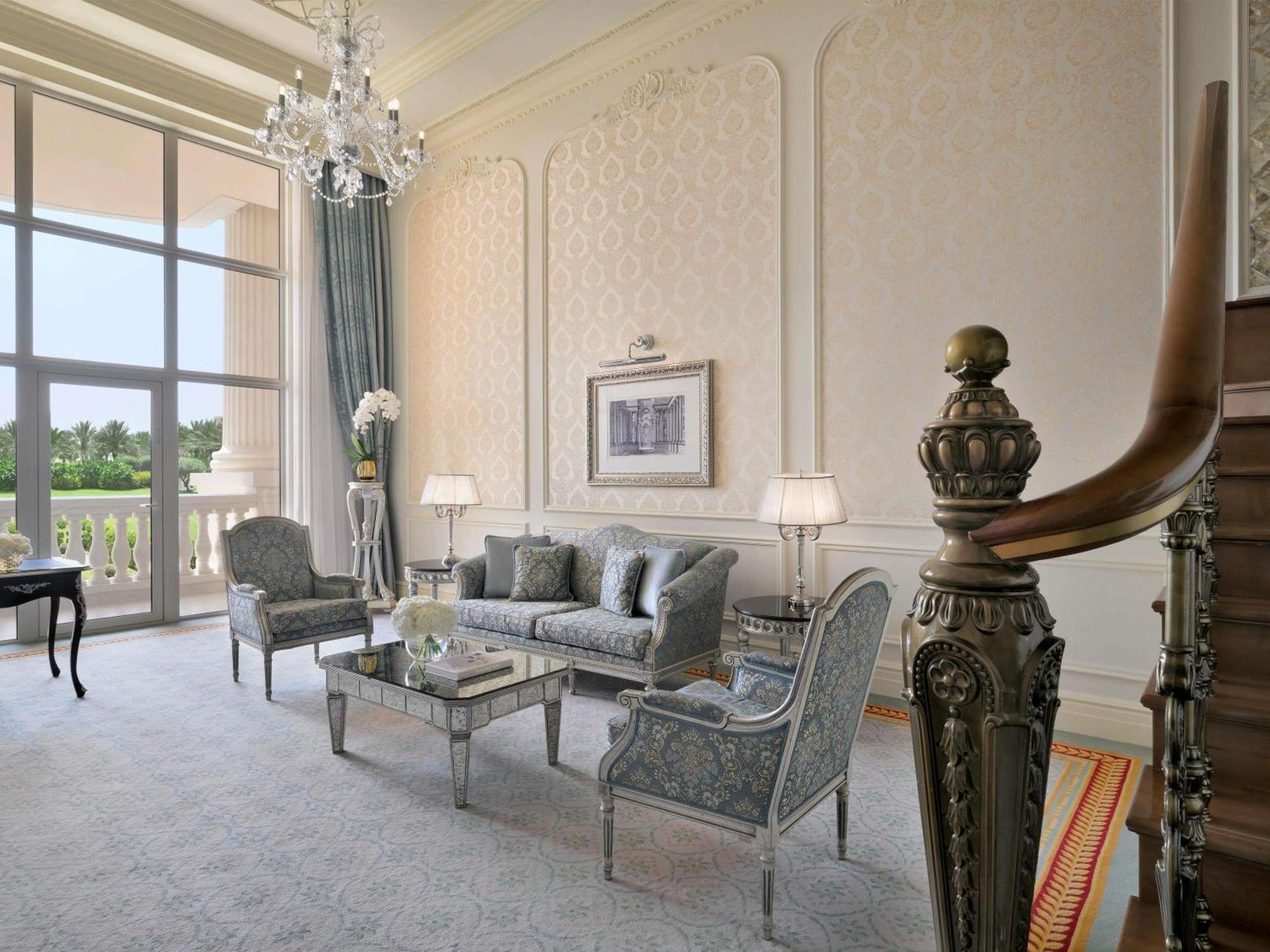 Dwupoziomowy apartament typu suite z balkonem i dostępem do salonu klubowego