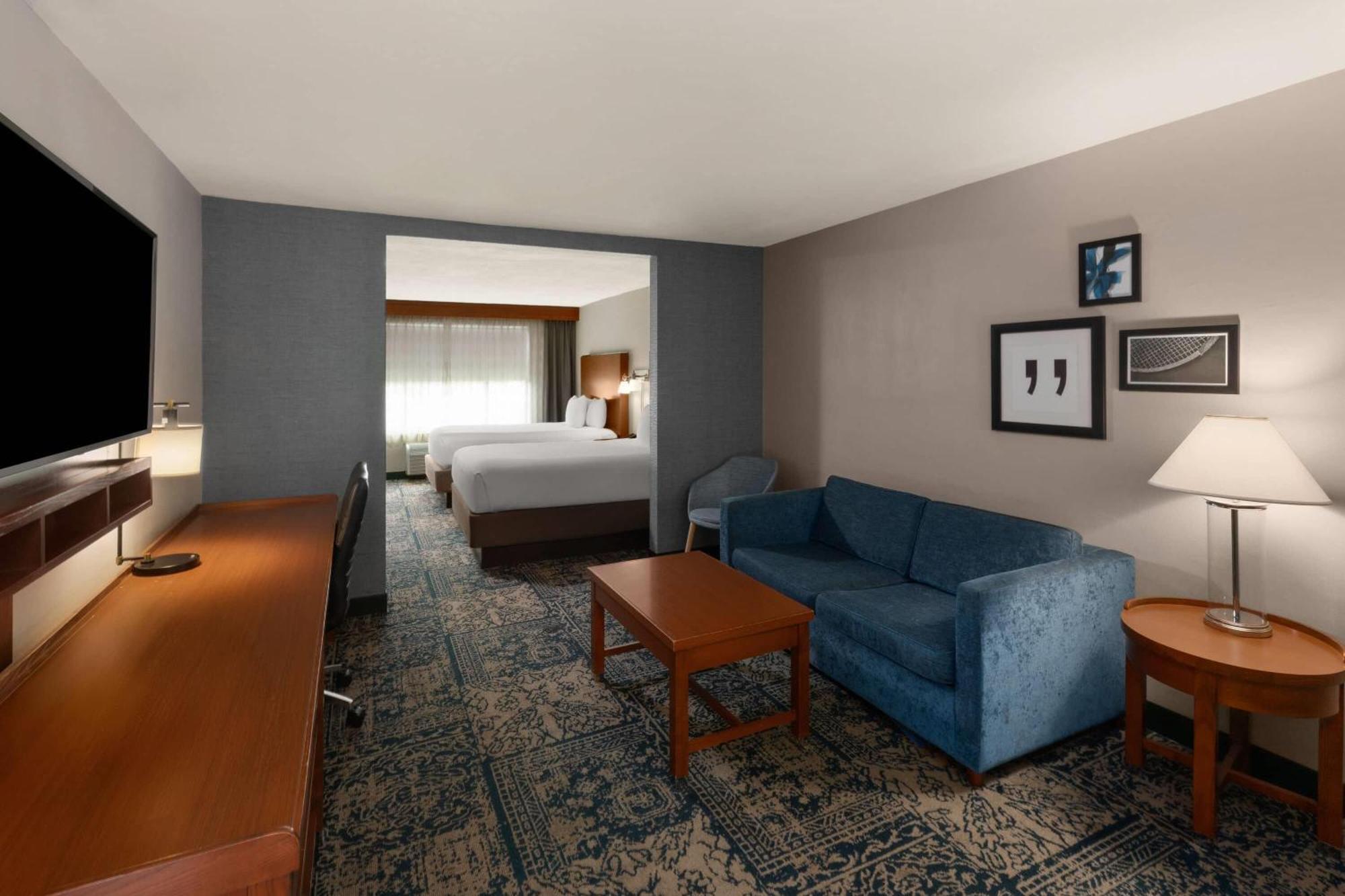 One-Bedroom Queen Suite Non-Smoking