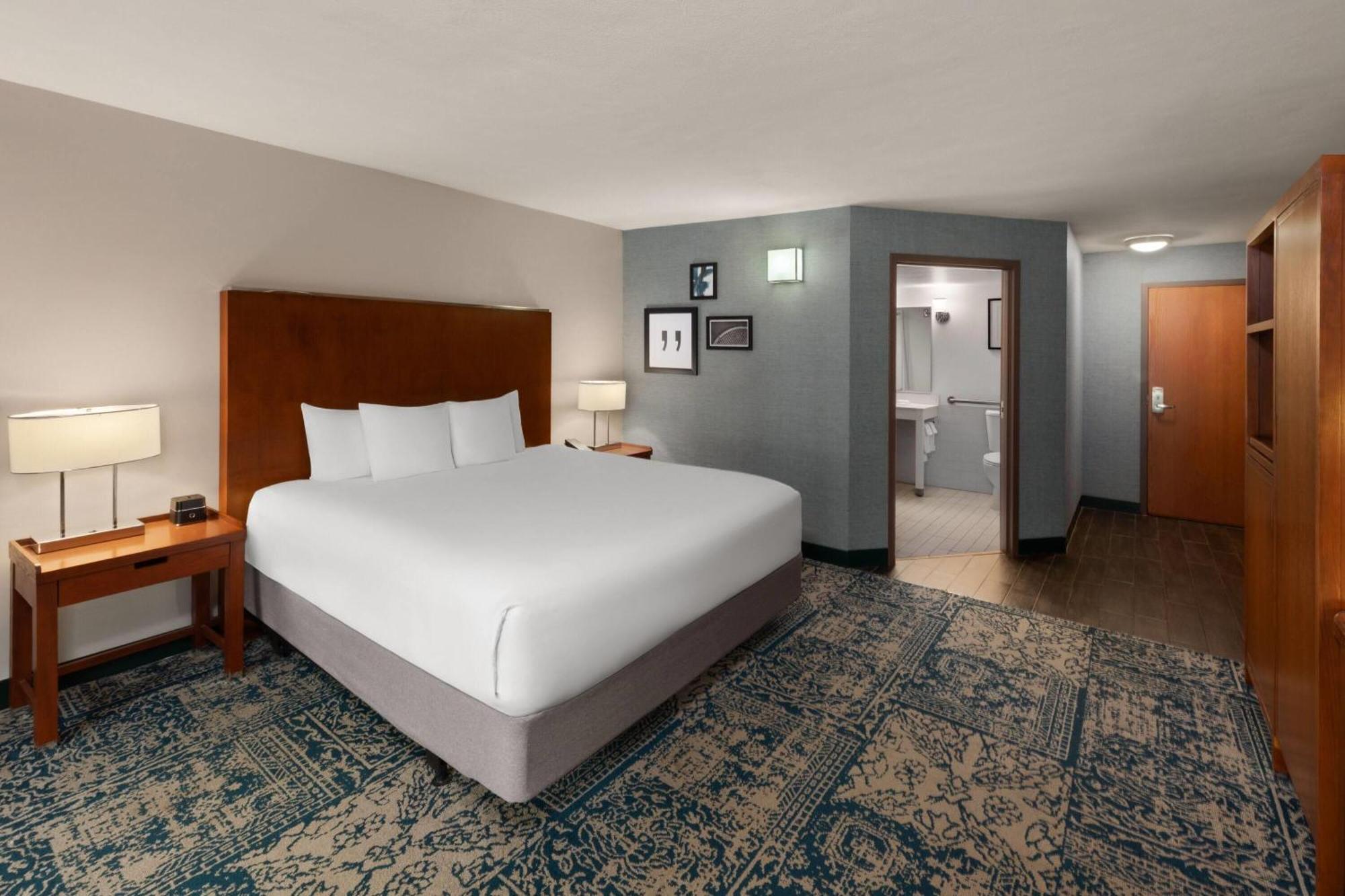 Deluxe King Room Mobility or Hearing Accessible Tub Grab Bars or Non-Smoking