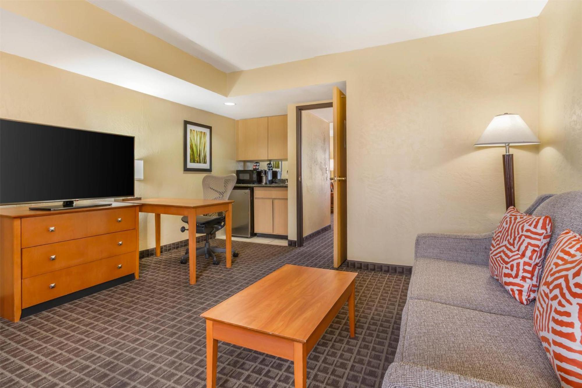 One-Bedroom King Suite Balcony Wet Bar