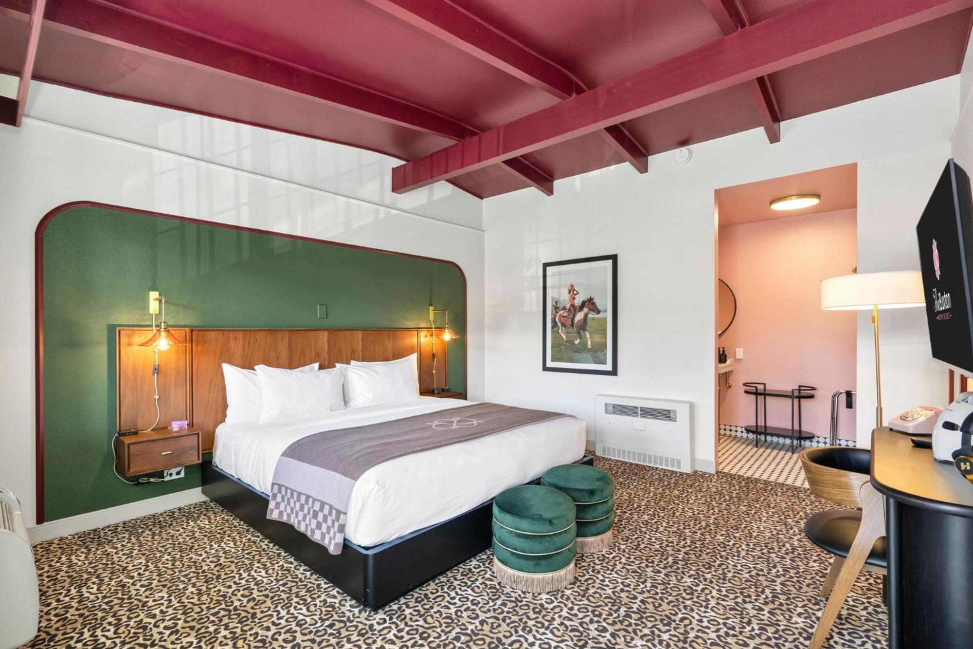 King Room Exterior Access or Non-Smoking