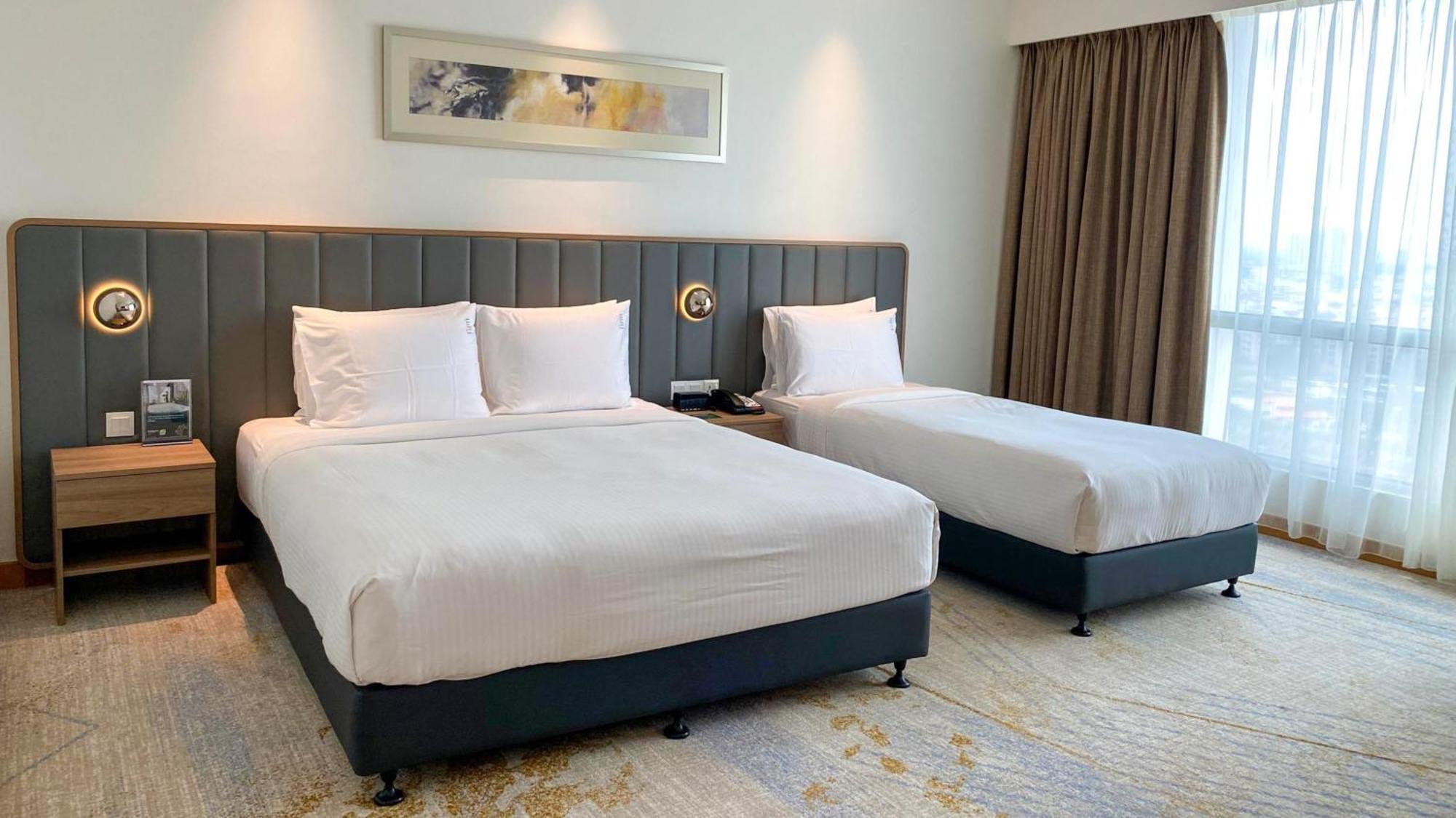 Standard Queen Room One Single Bed City View