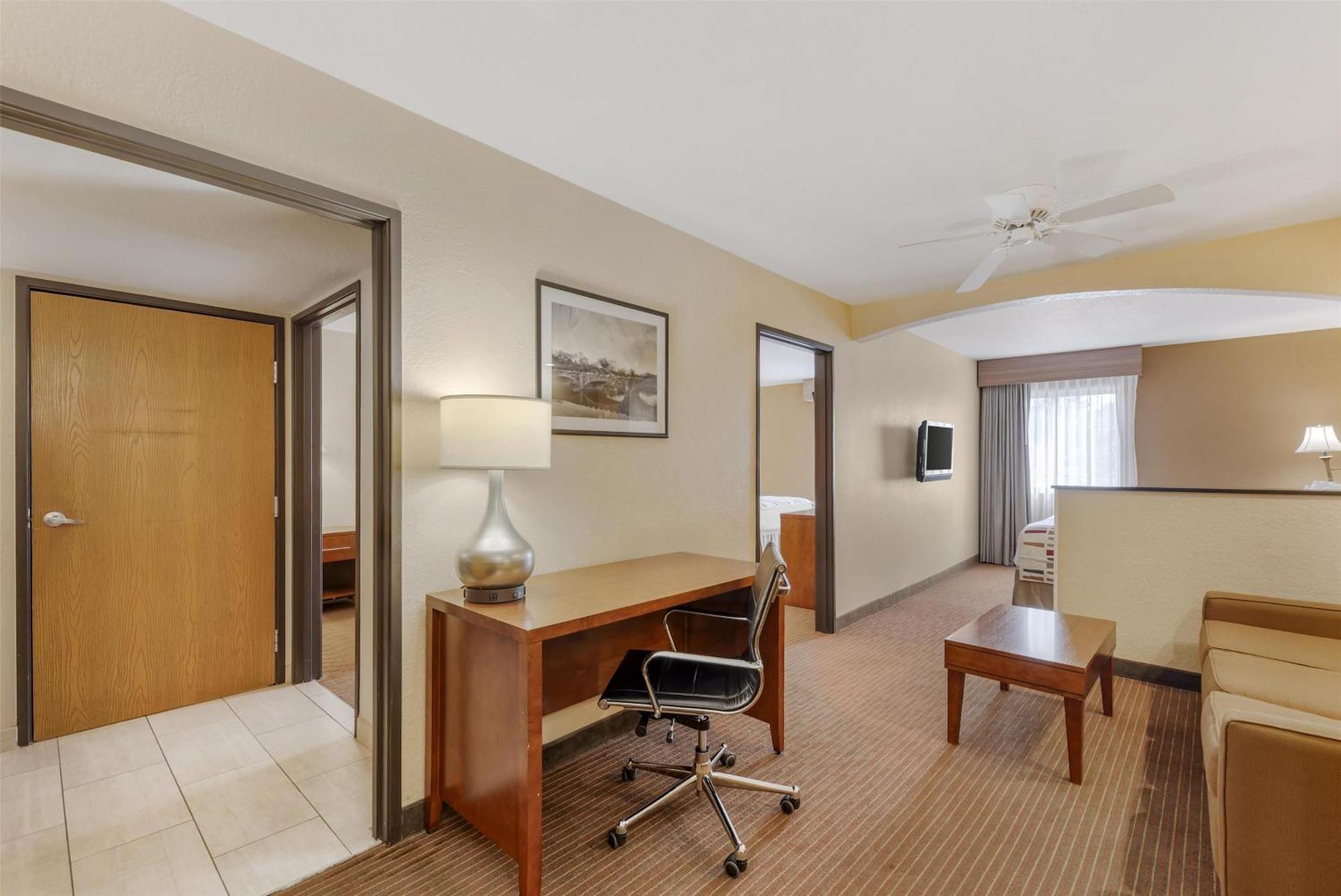 One-Bedroom Suite Three Queen Beds Sofa Bed Non-Smoking