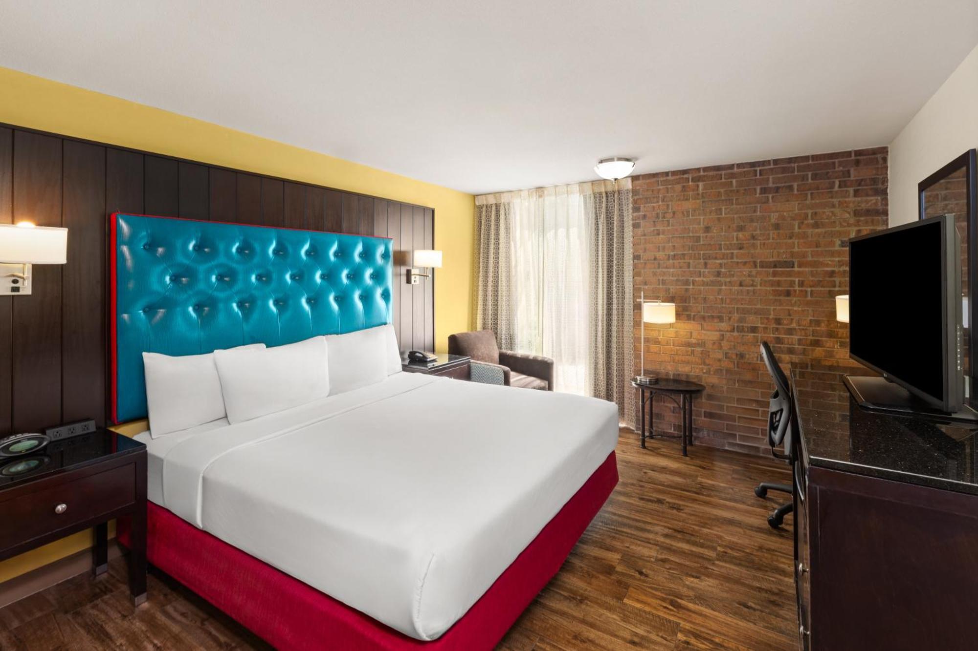 Deluxe King Room Mobility or Hearing Accessible Non-Smoking