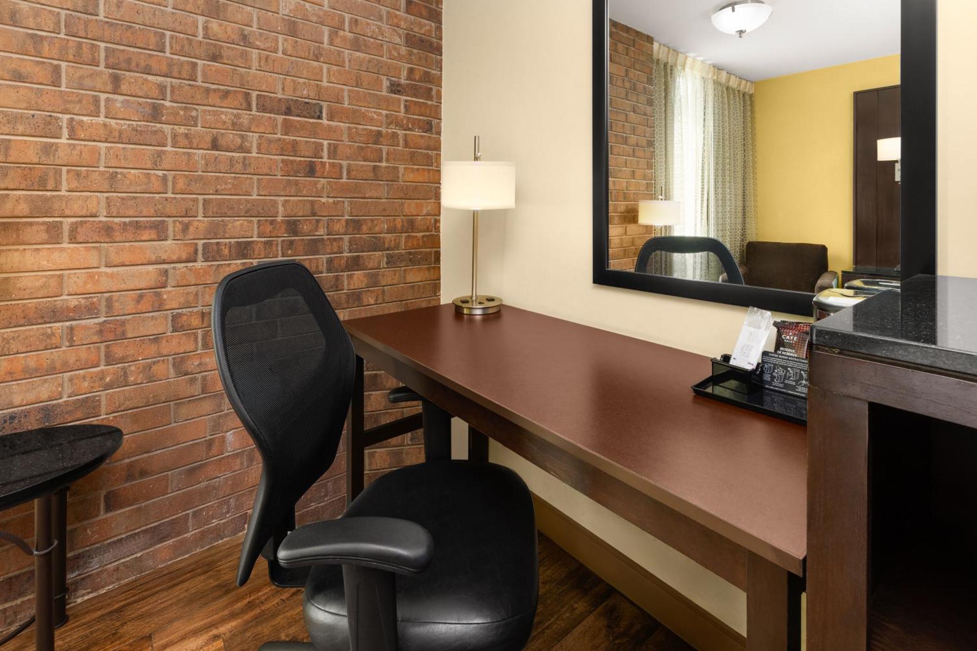 Deluxe King Room Mobility or Hearing Accessible Non-Smoking