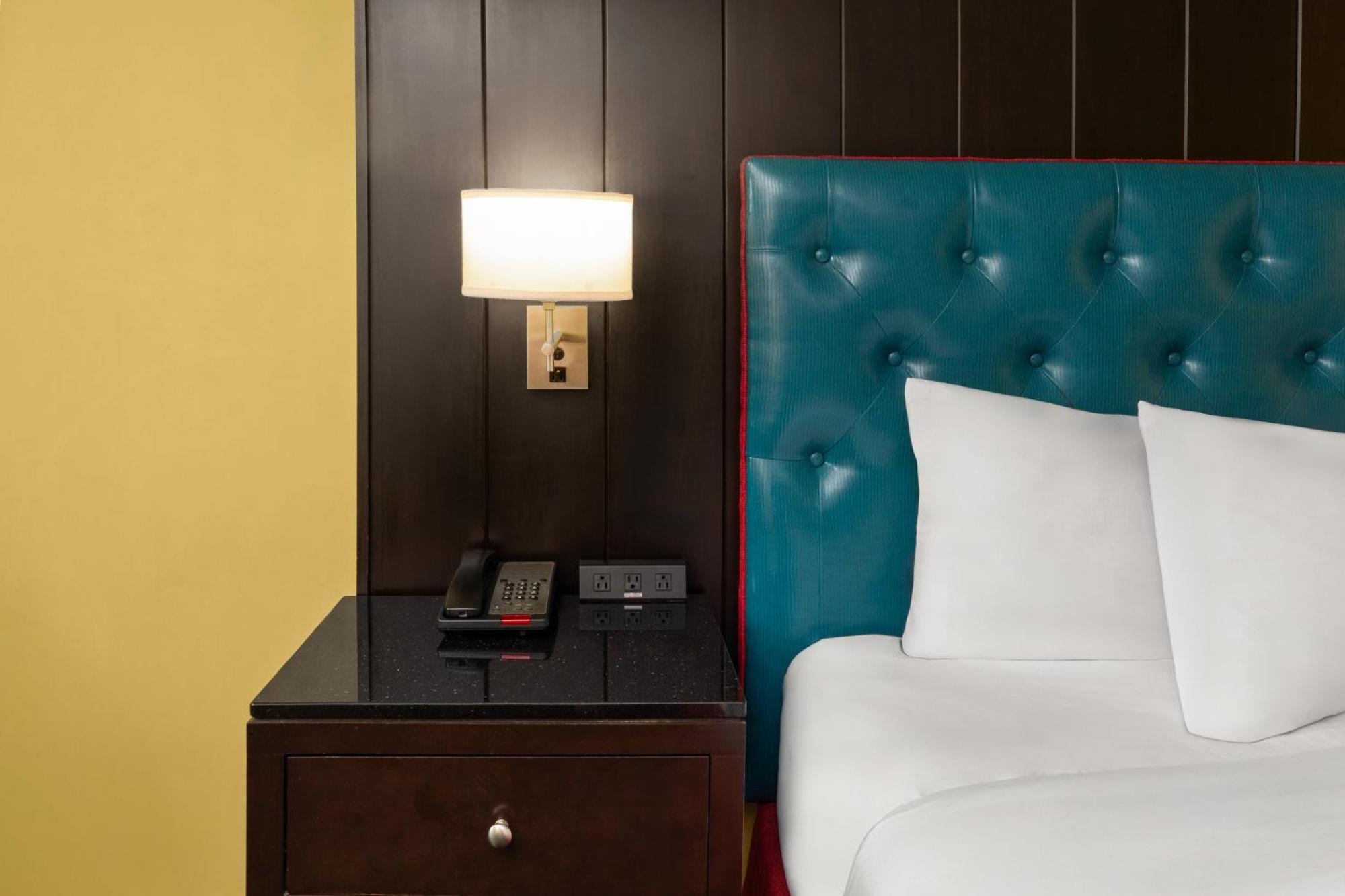 Deluxe King Room Non-Smoking