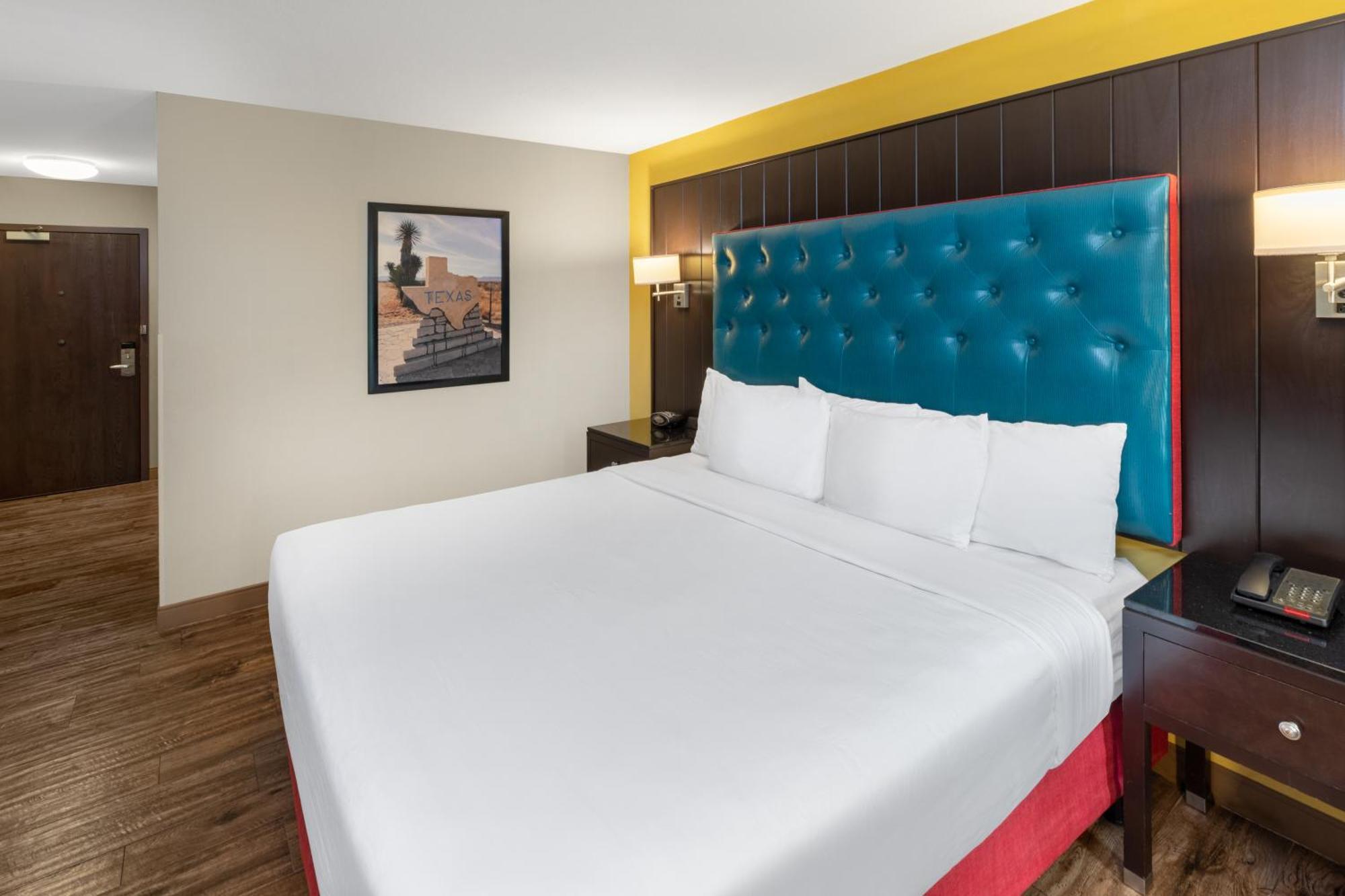 Deluxe King Room Mobility or Hearing Accessible Non-Smoking