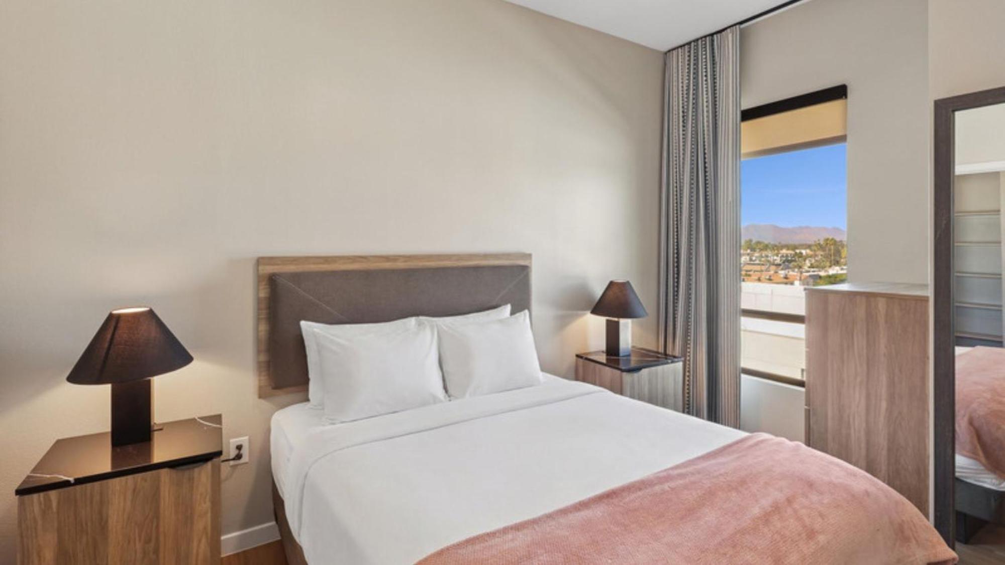 Designer Furnished 2 Bedroom Apt Old Town
