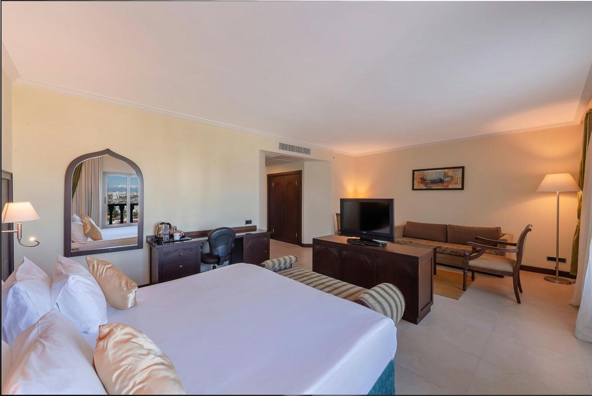 Apartament typu Junior Suite z łóżkiem typu king-size od strony morza