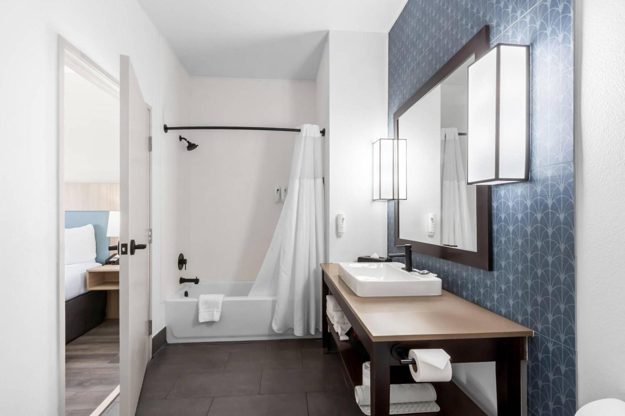 One-Bedroom Premium King Suite Non-Smoking
