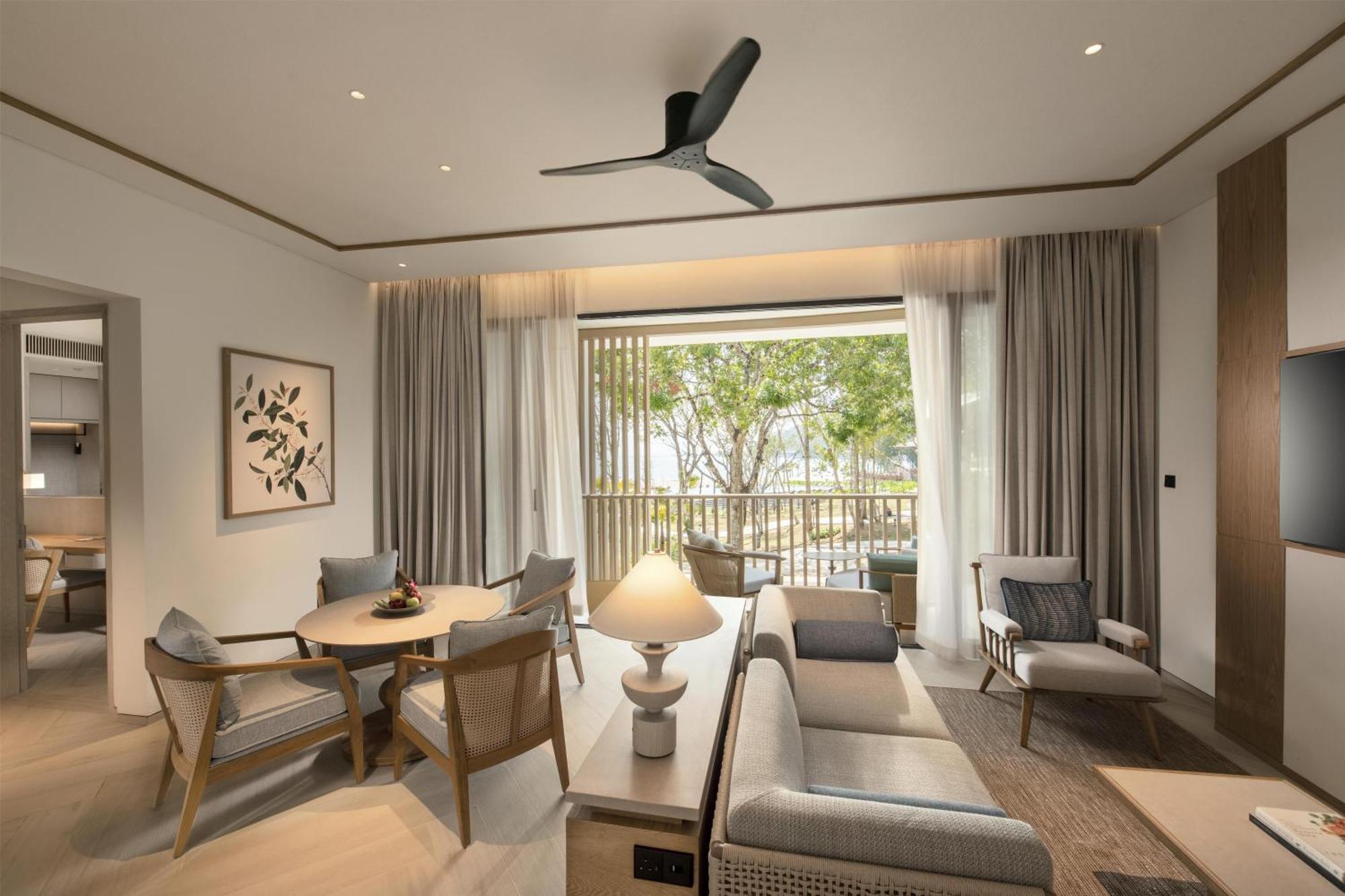 Deluxe King Suite Sea View