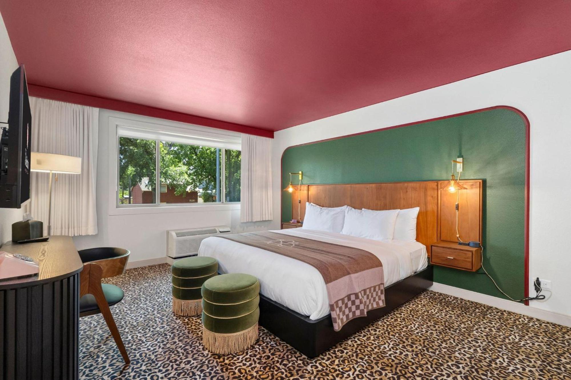 King Room Interior Access or Non-Smoking