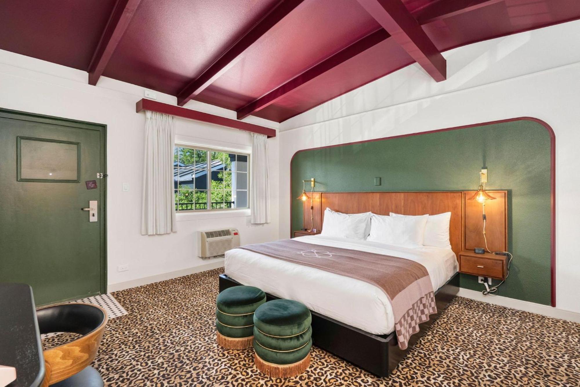 King Room Exterior Access or Non-Smoking
