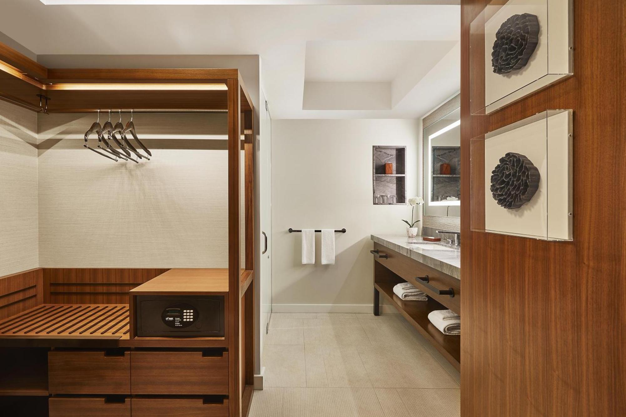 Queen Room Two Queen Beds Mountain View