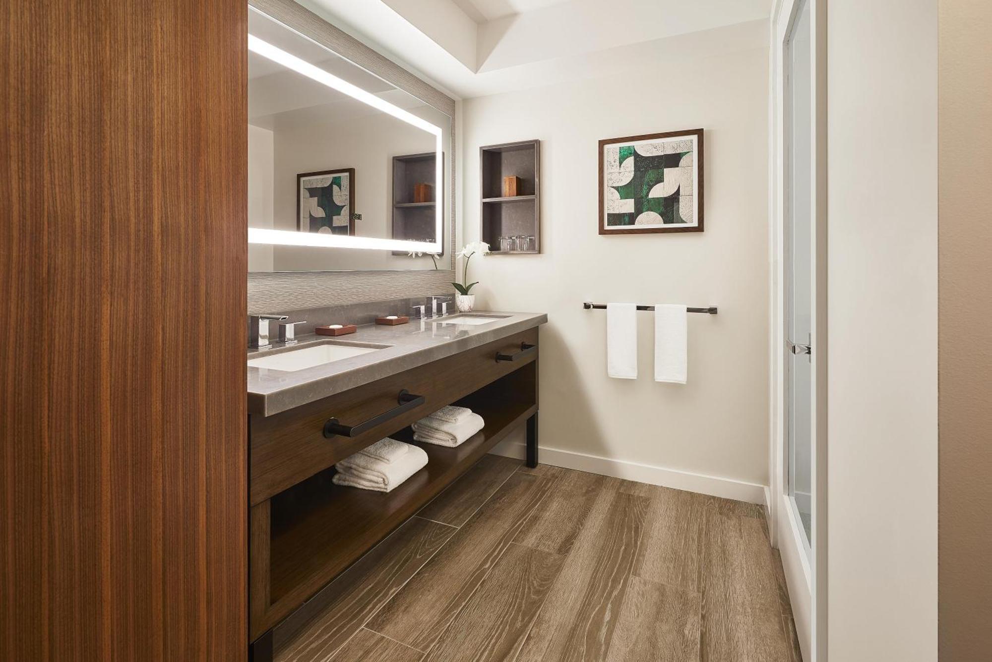 Queen Room Two Queen Beds Mountain View