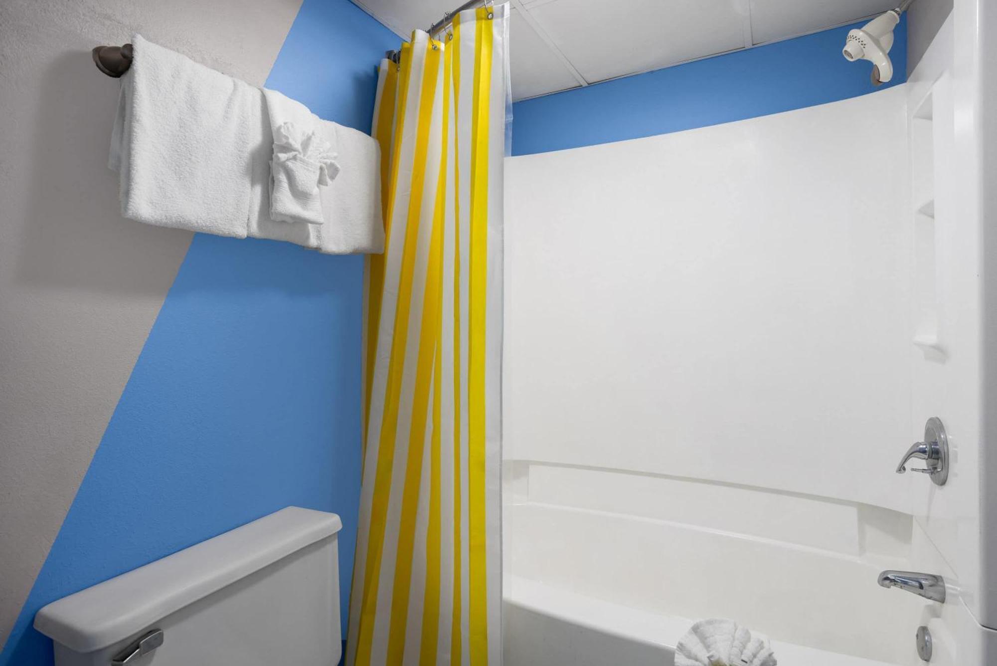 Suite Three Queen Beds Non-Smoking