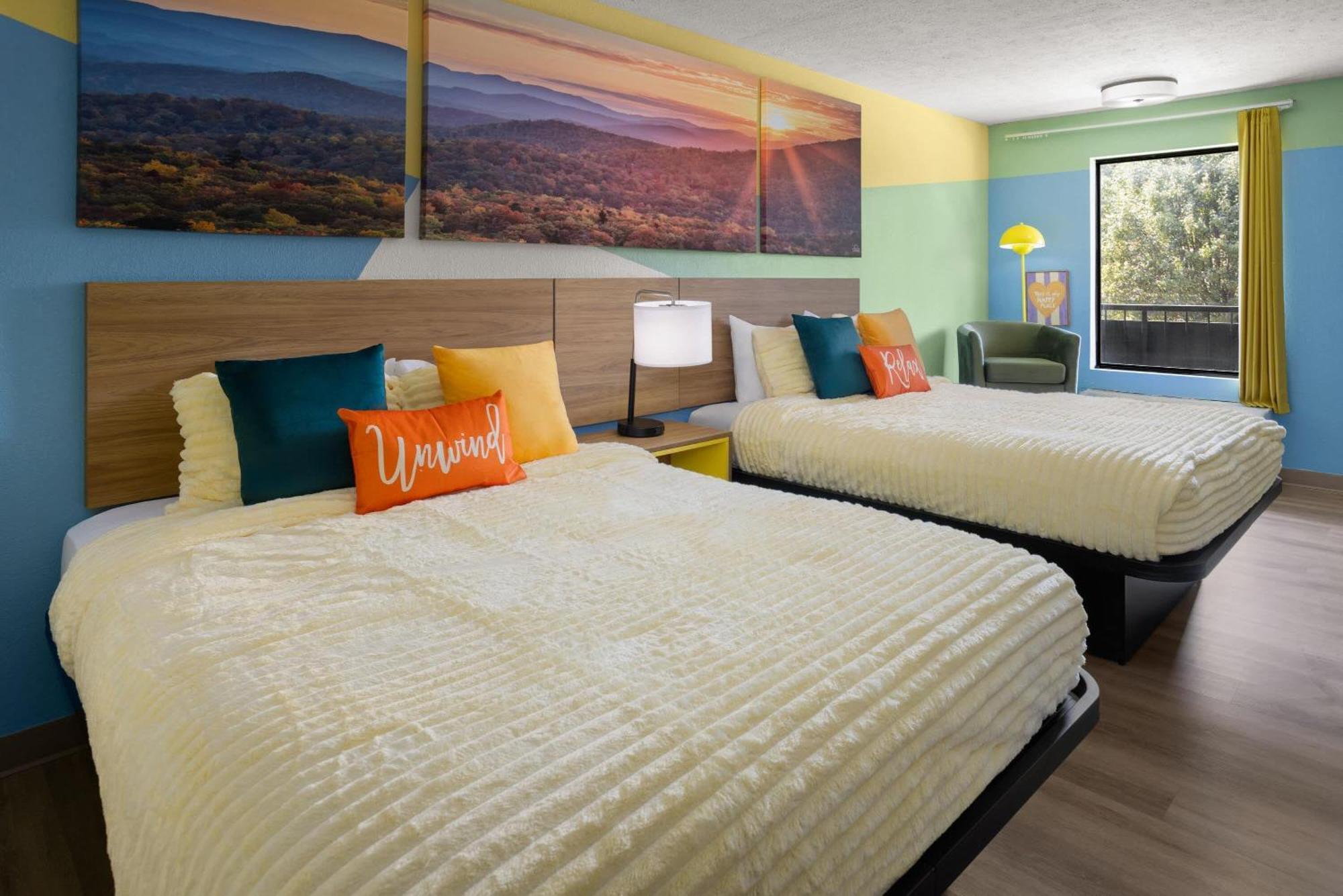 Suite Three Queen Beds Non-Smoking