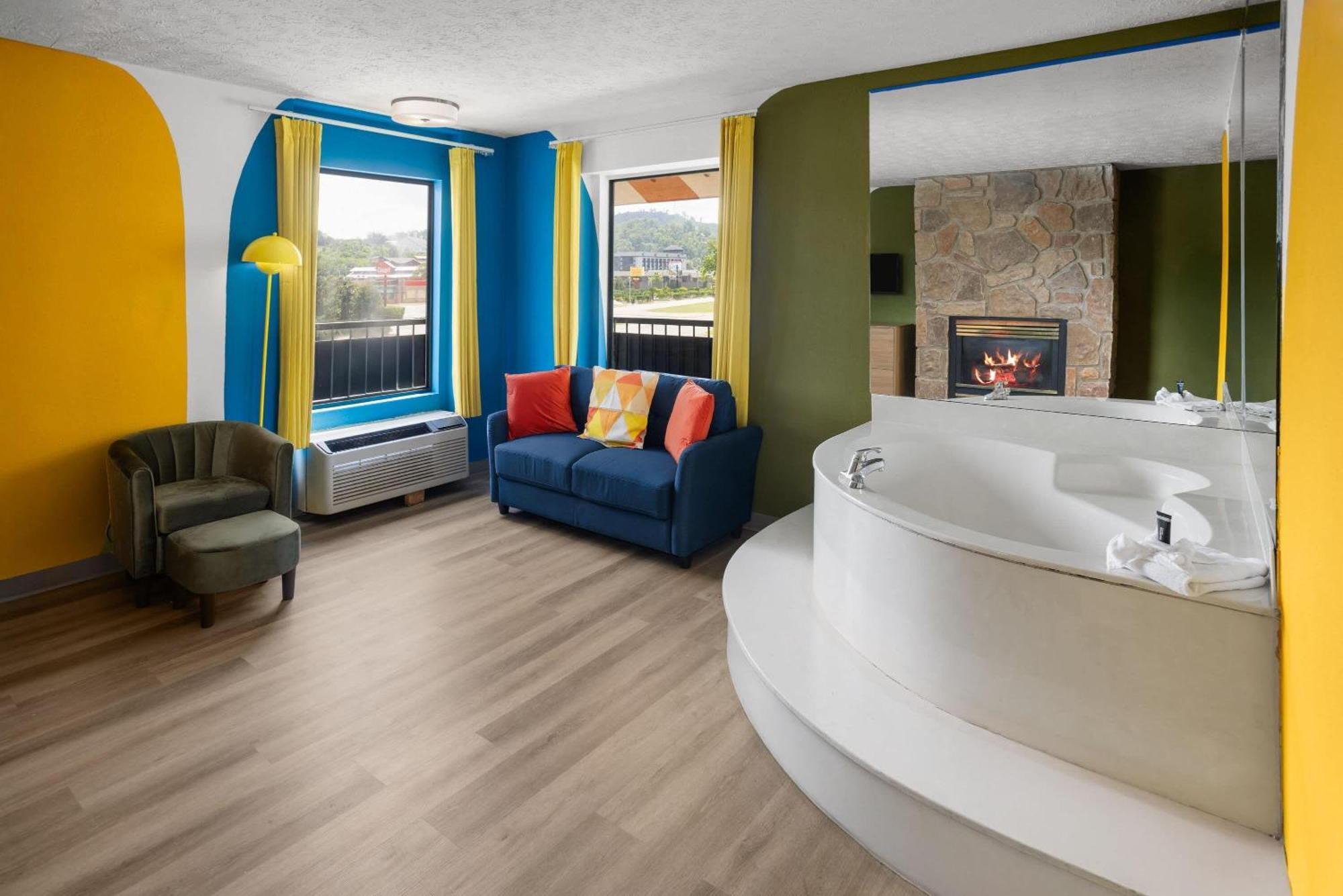 Suite Two Queen Beds Non-Smoking