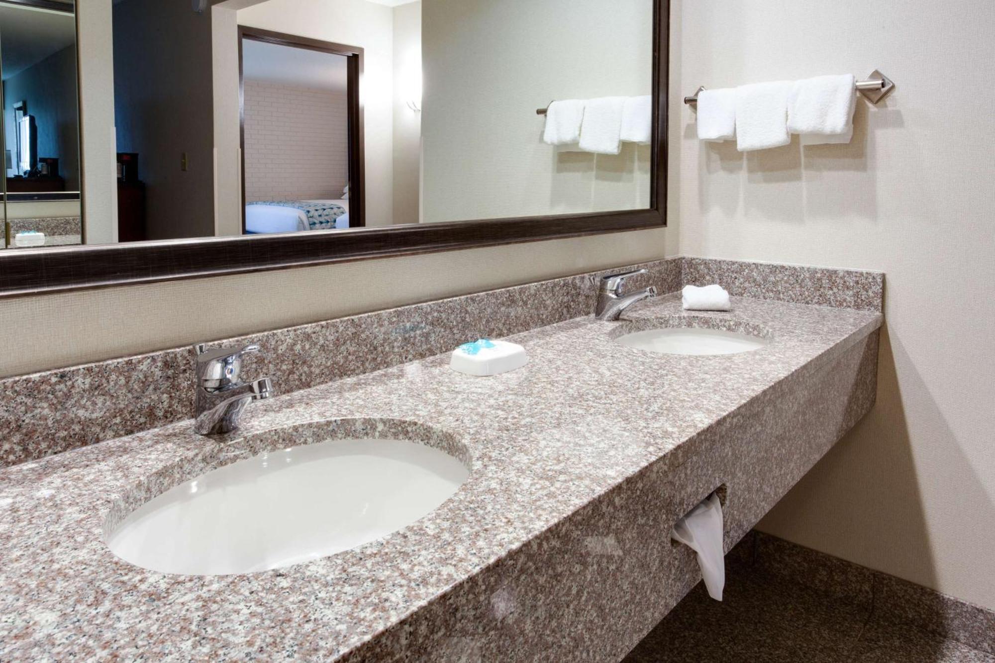 Suite 2 Queen Beds