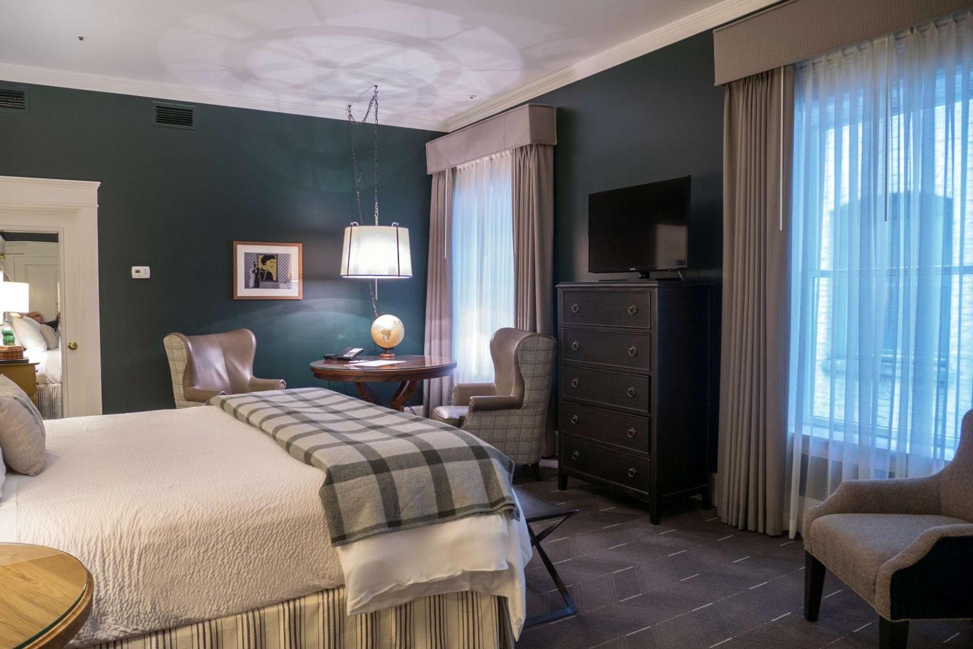 Deluxe Queen Room