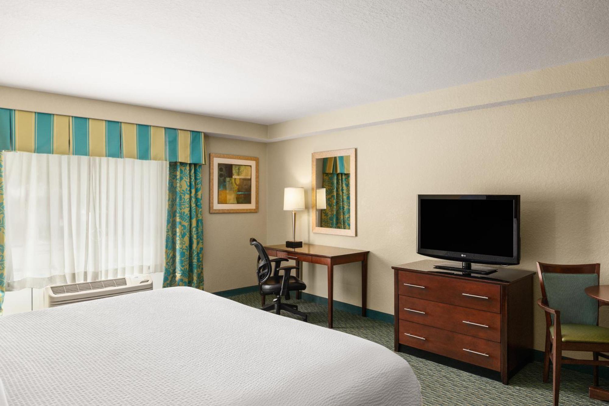2 Queen Beds Premium Pool View Balcony