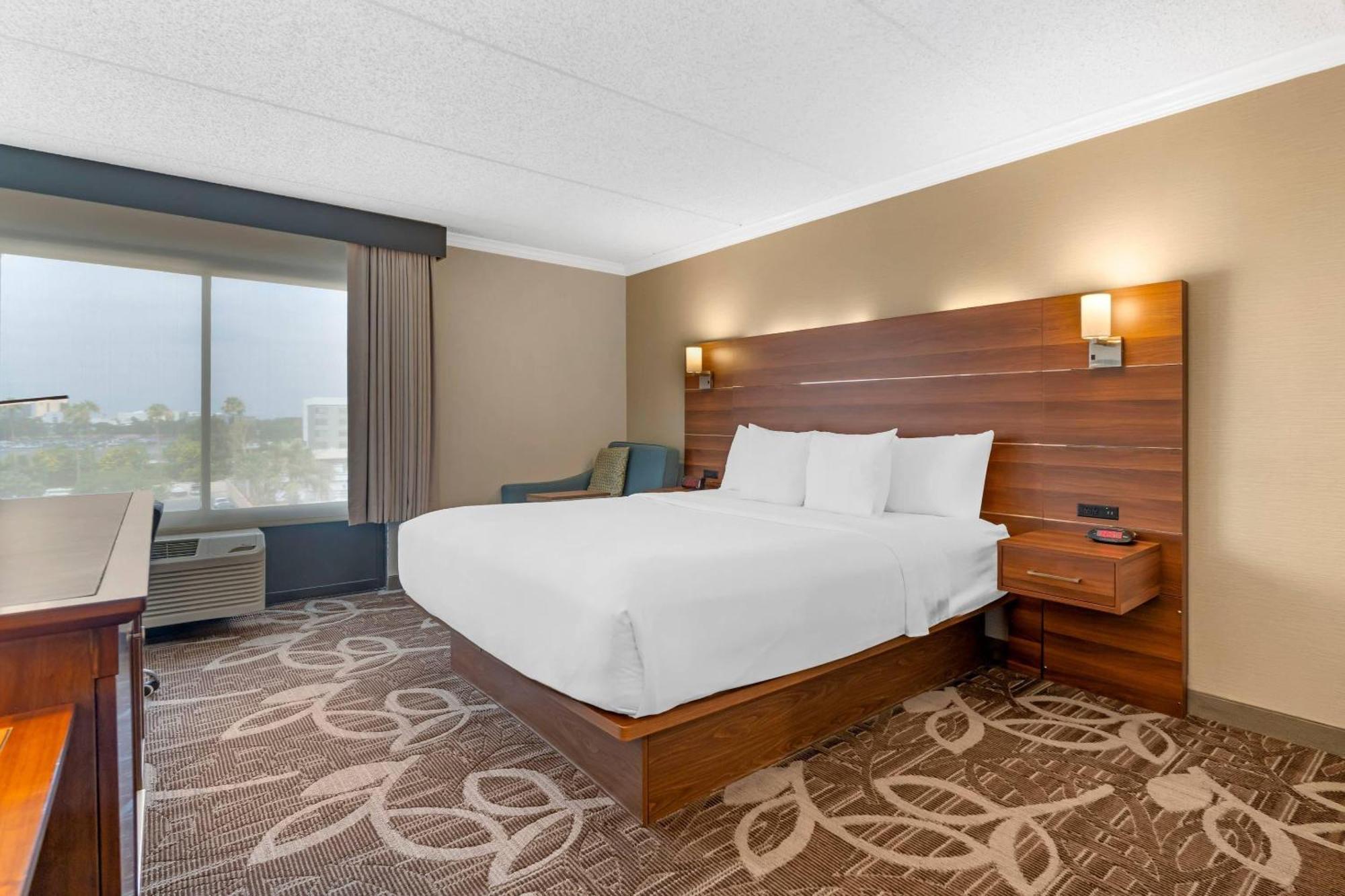Accessible Room 1 King Bed Tub Non Smoking