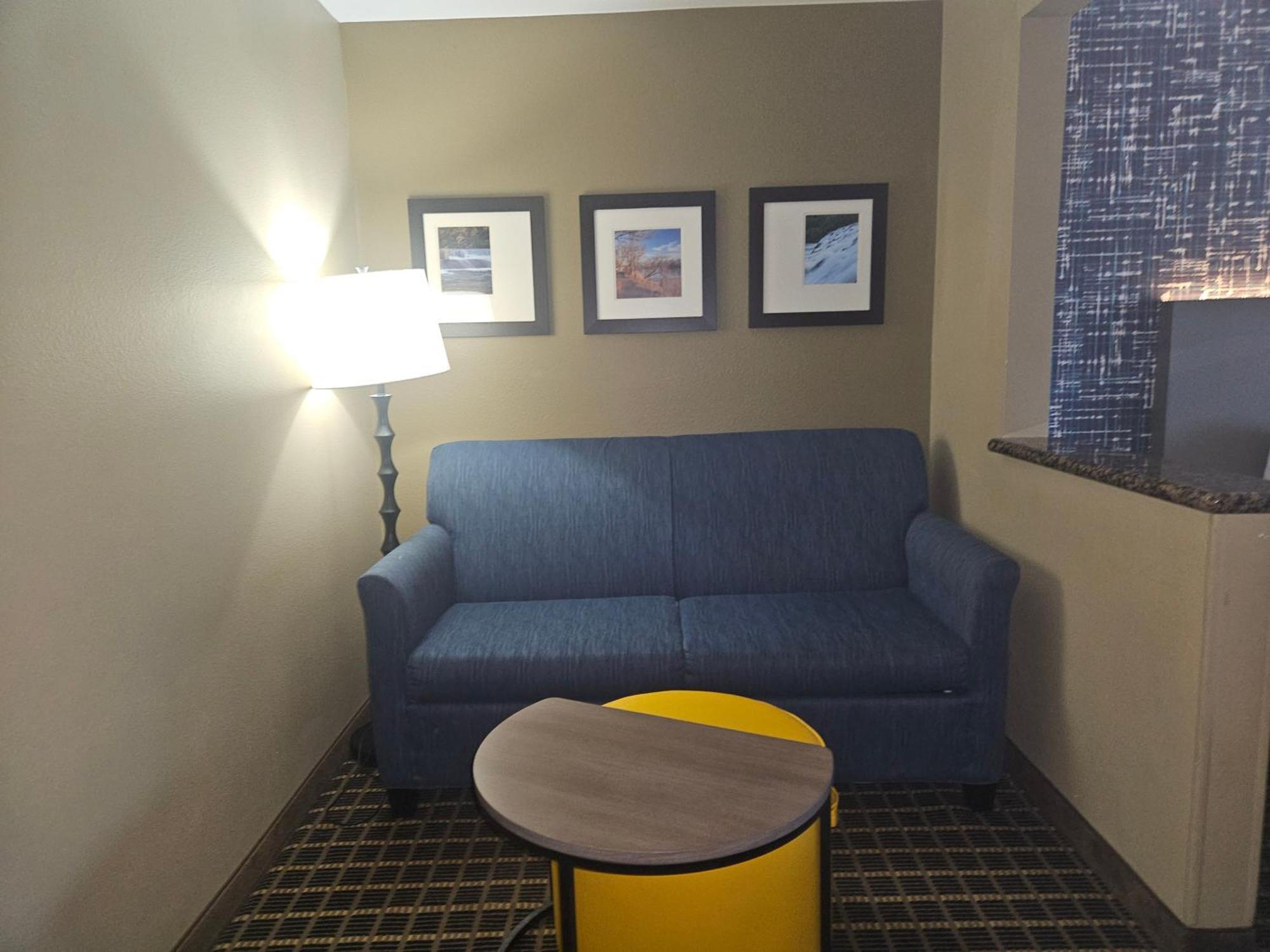 Queen Suite Two Queen Beds Mountain View Non-Smoking