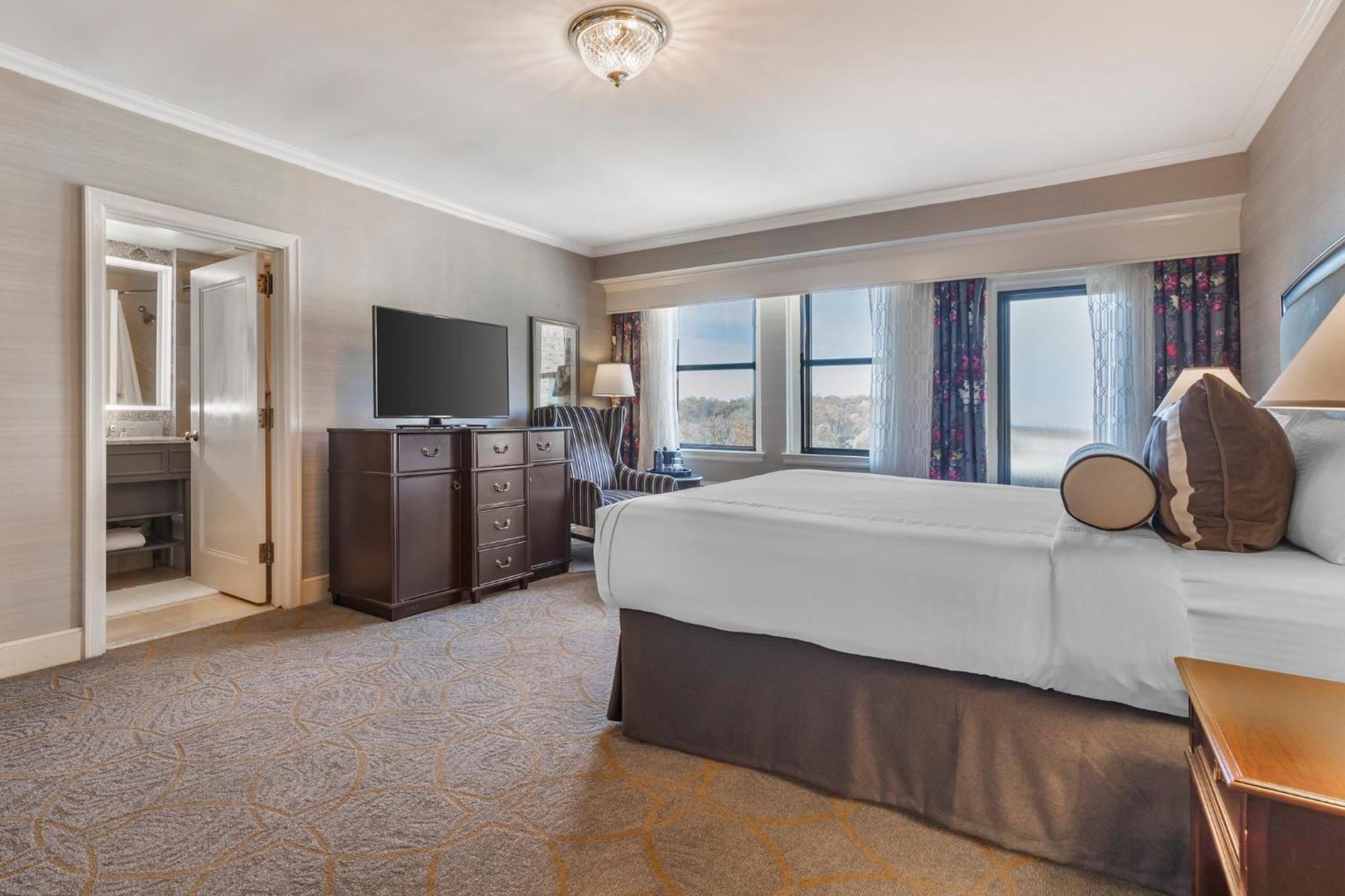 Deluxe Room 1 King Bed