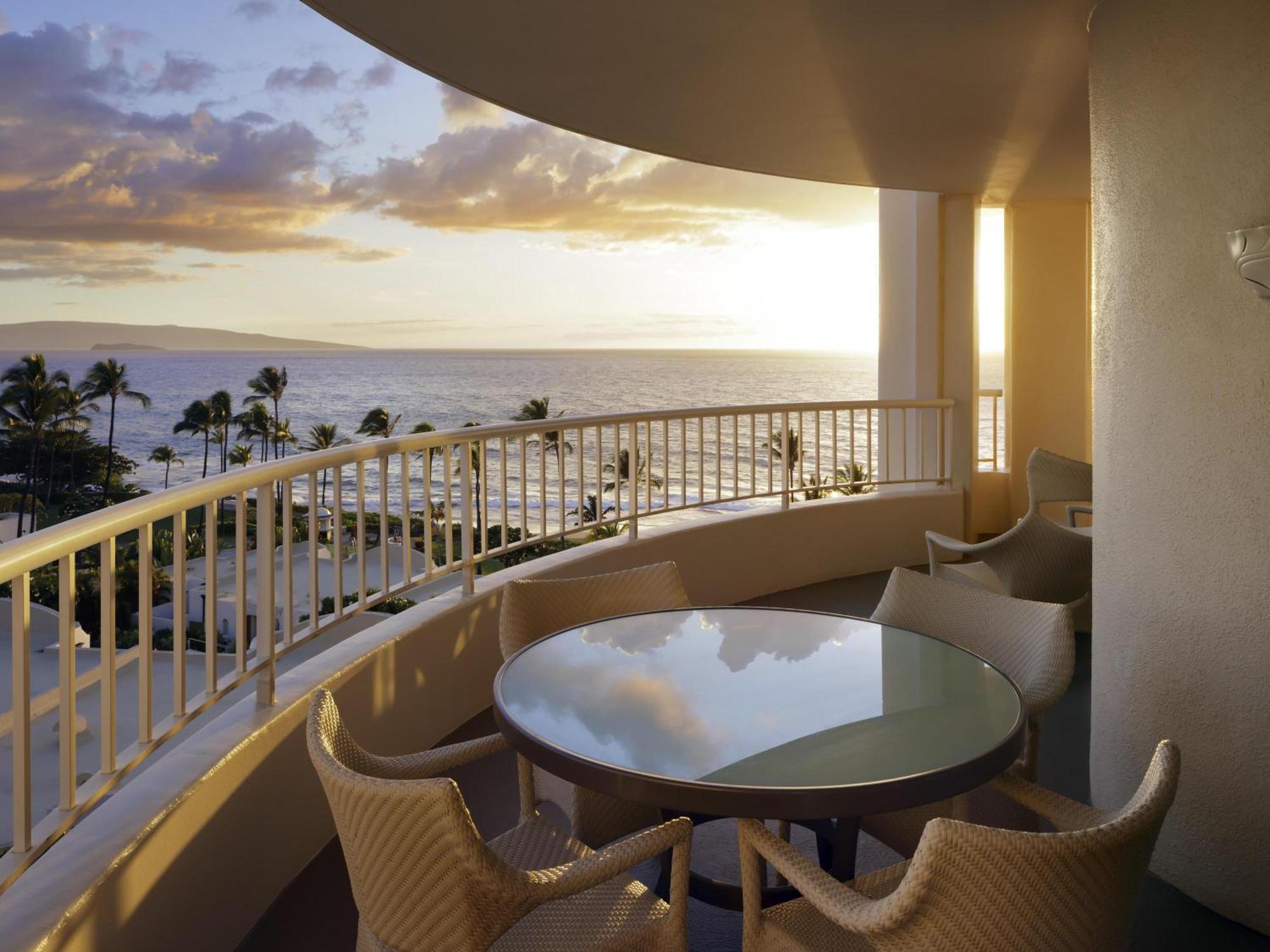 Kilohana Corner King Suite Sofa Bed Ocean View