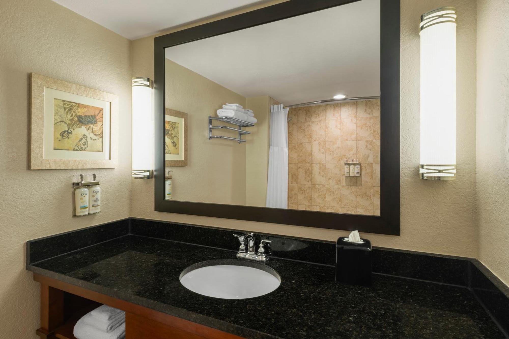 2 Queen Beds Premium Pool View Balcony
