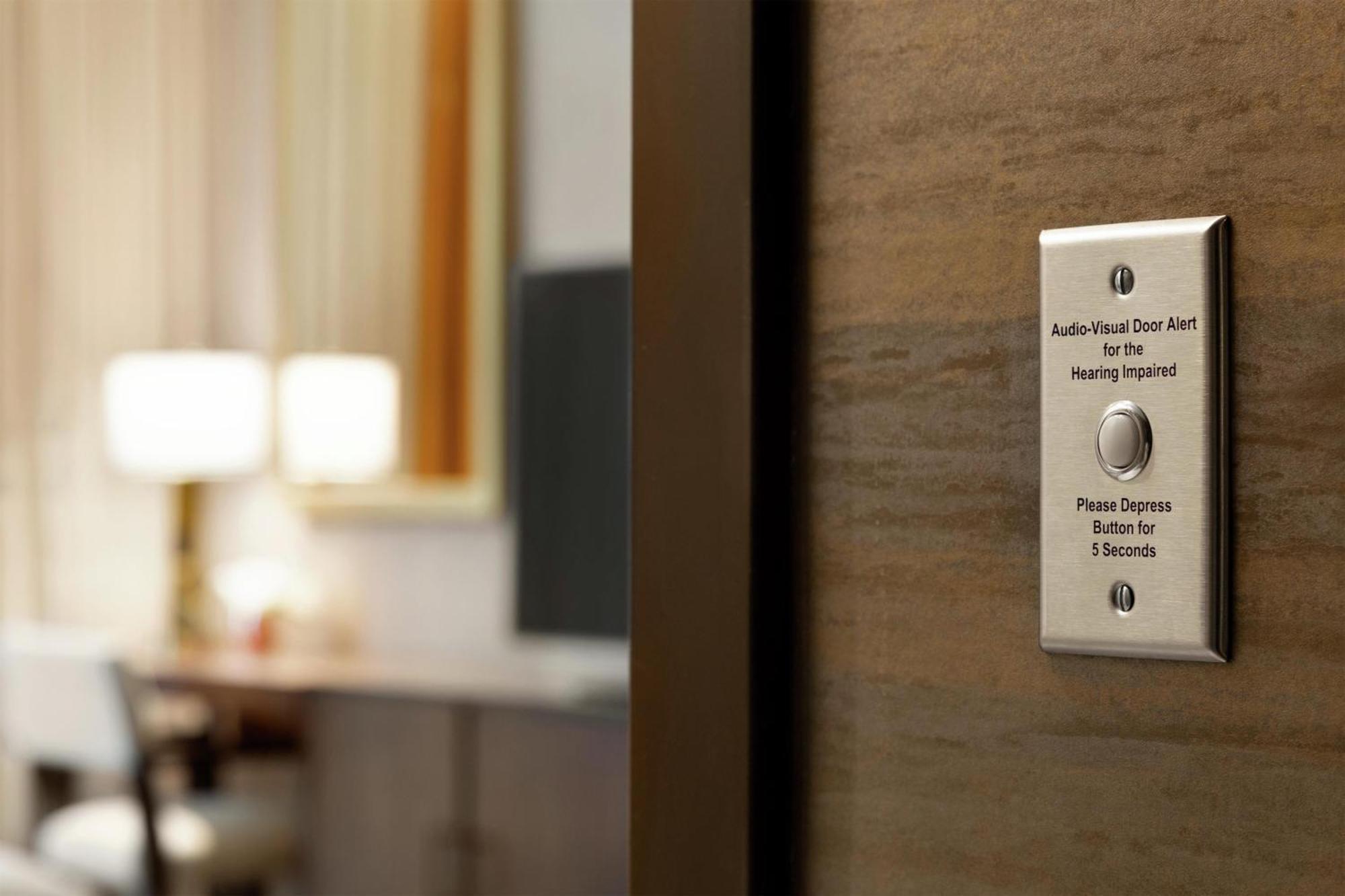 King Room Bath Tub Mobility Hearing Access or Non-Smoking