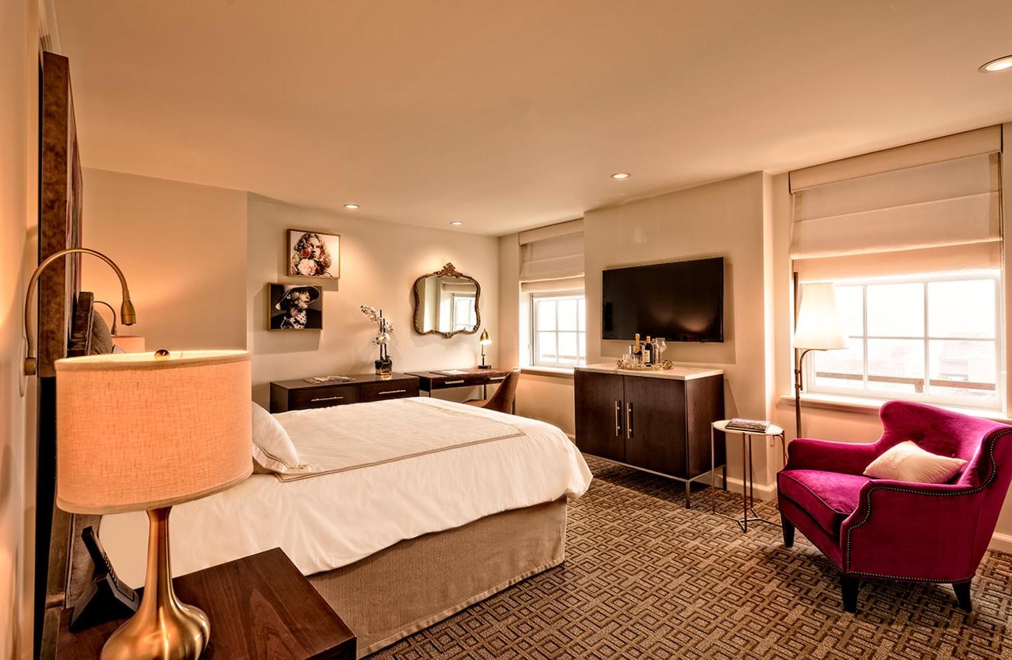 One-Bedroom King Suite Mobility Accessible Roll Shower
