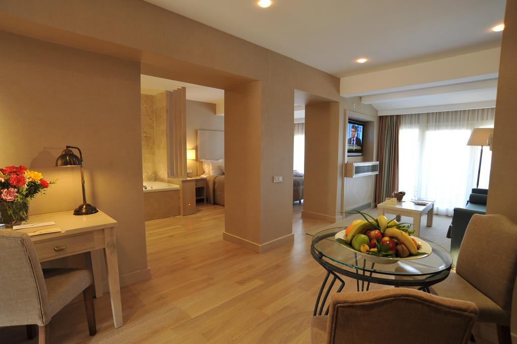 Apartament typu Suite z widokiem na basen