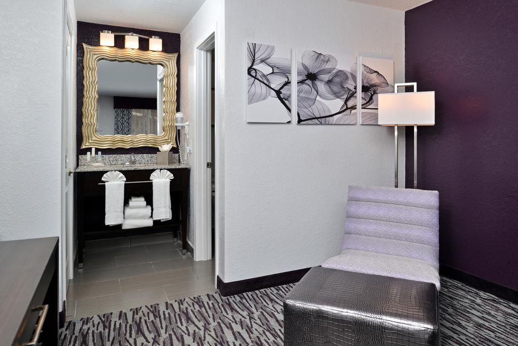 King Room Poolside No Resort Fee