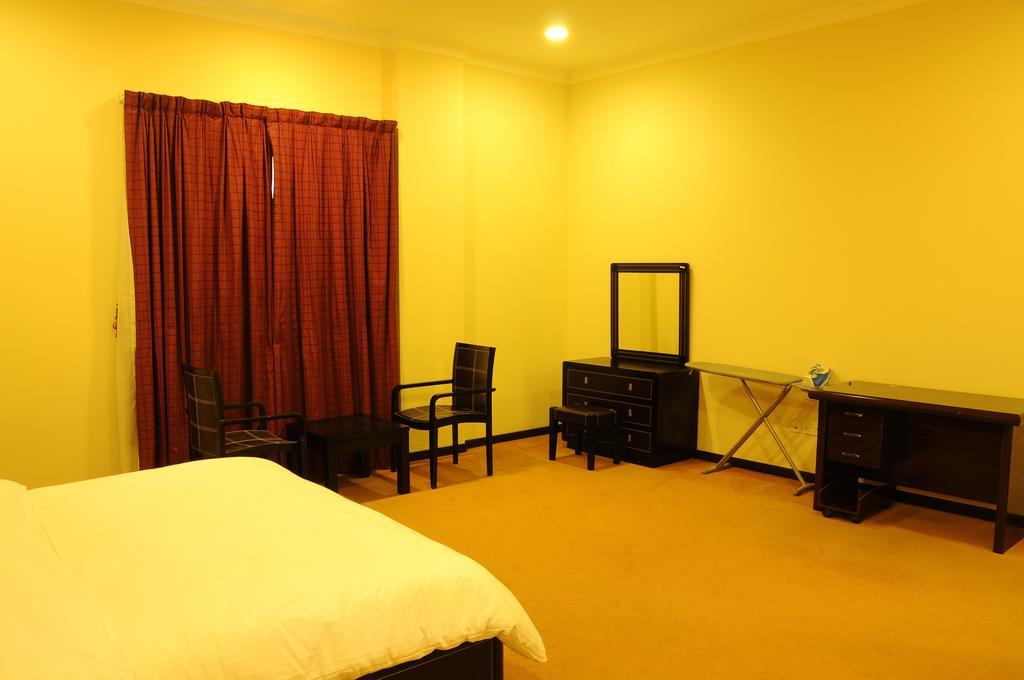 Studio Two Queen Beds High Floor Bathtub Sofa Bed Mobility Access or Hearing Accessible