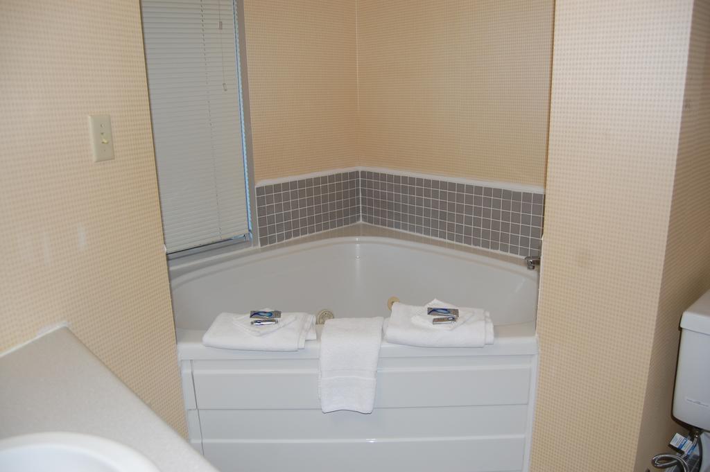 Suite Two Queen Beds Fireplace Spa Bath