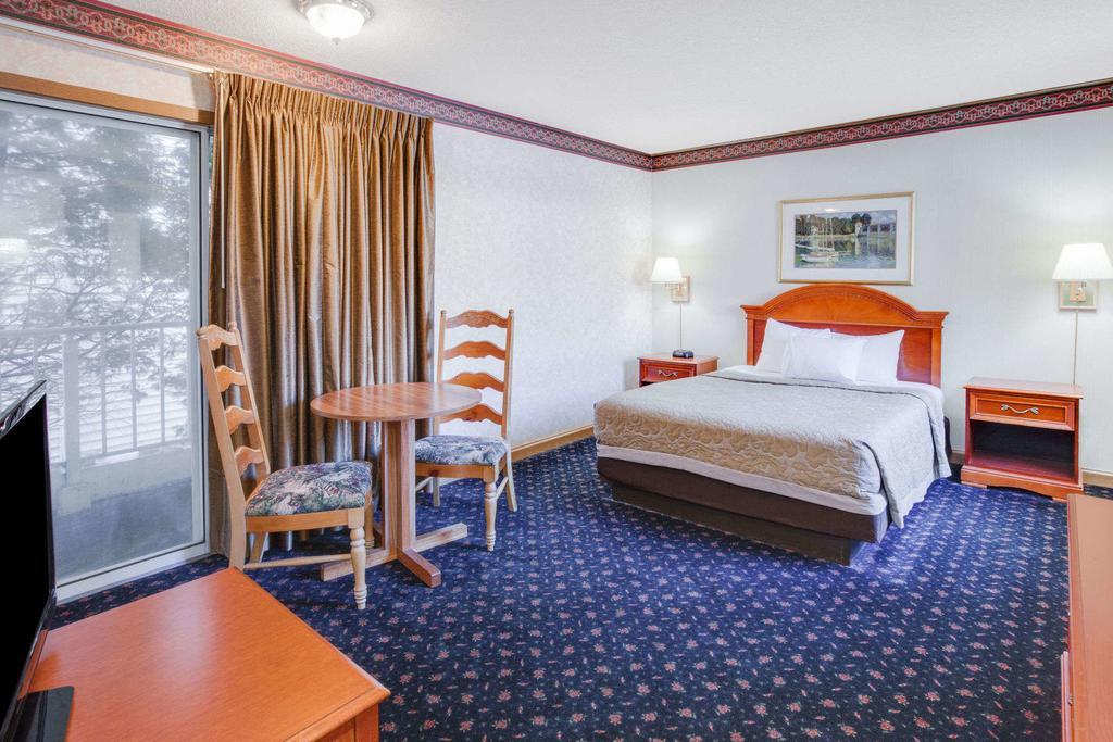Lakefront Superior King Room Non-Smoking