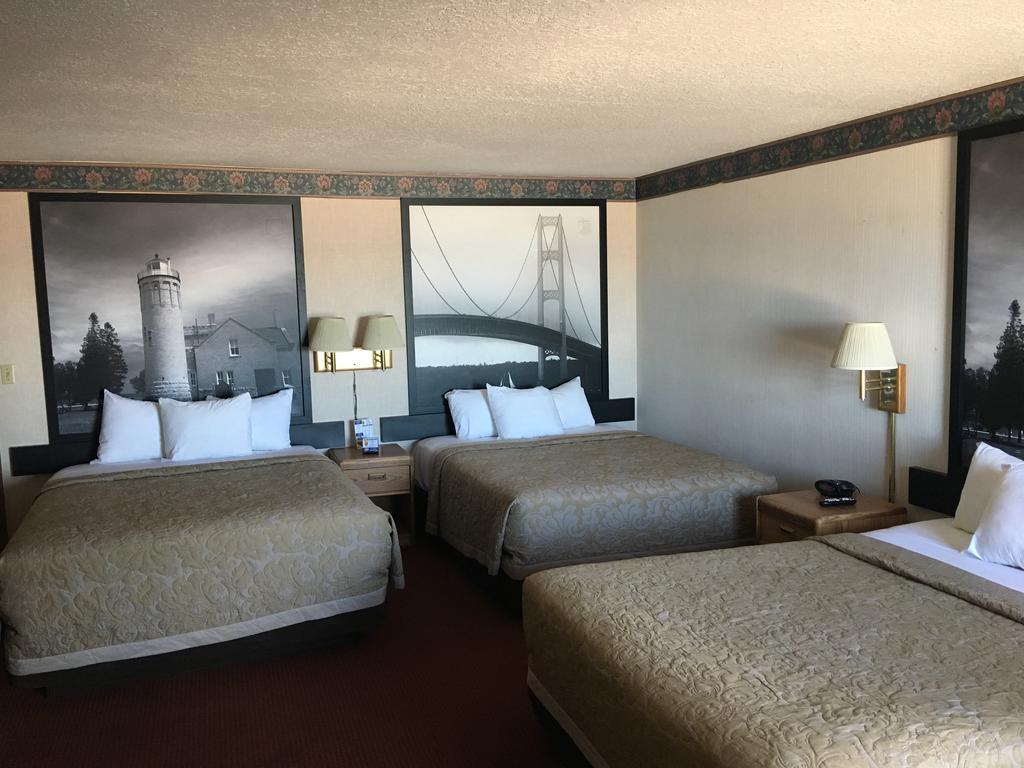 Lakefront Superior Queen Room Three Queen Beds Non-Smoking