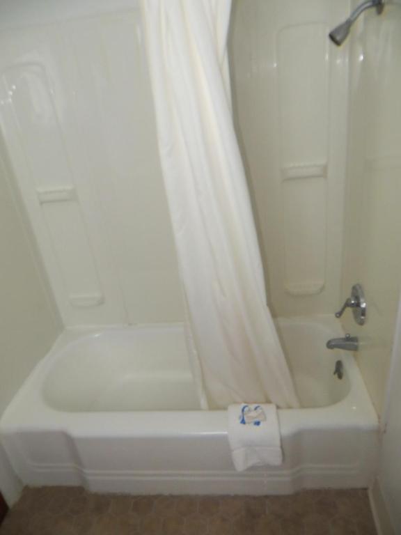 Two Queen Beds Lakefront Bridgeview