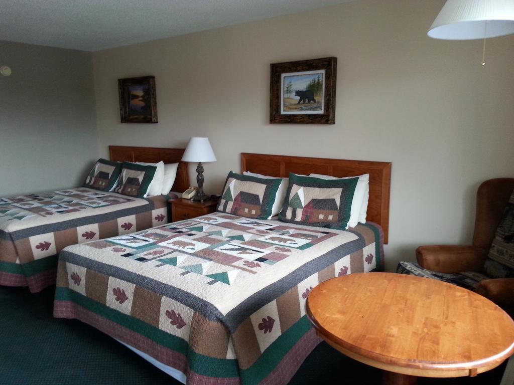 Queen Room Two Queen Beds Smoking