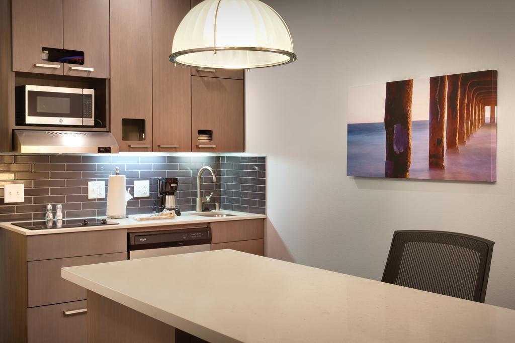 Studio Suite Two Queen Beds Sofa Bed Kitchen