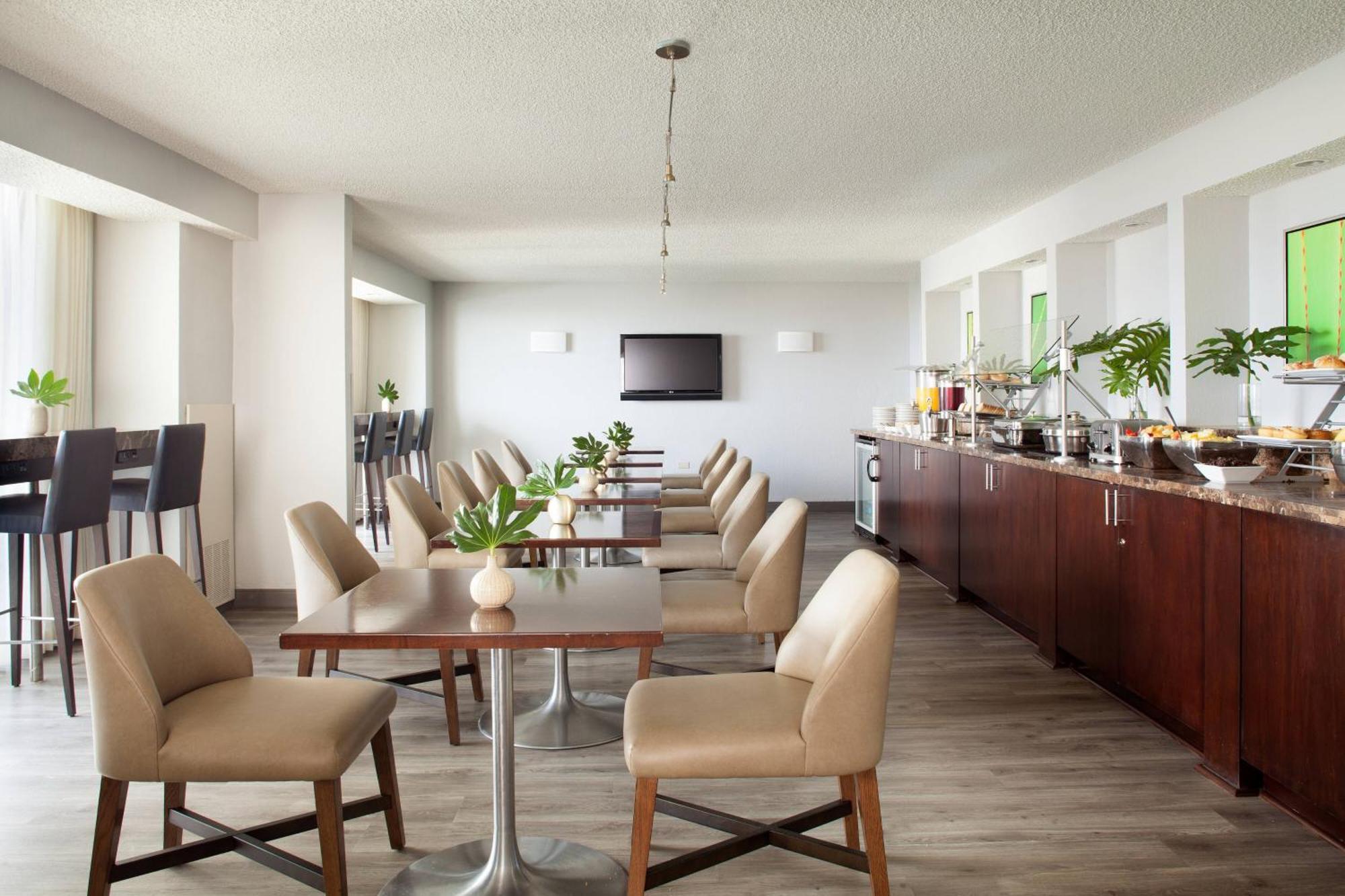 Concierge level Guest room 1 King High floor